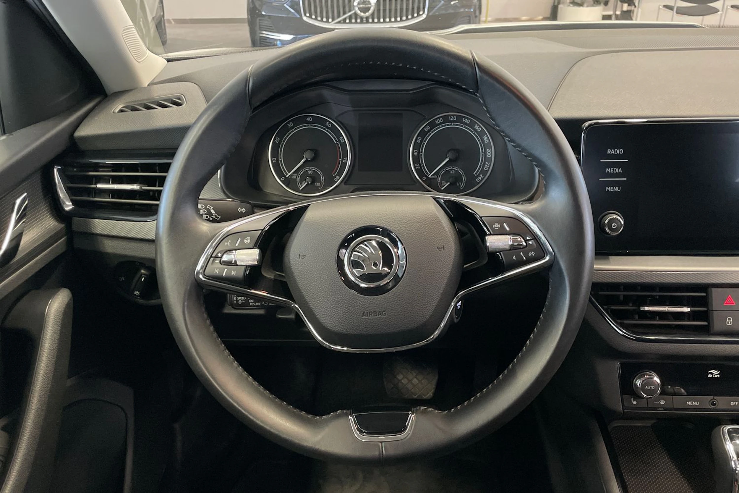 valkoinen Skoda Kamiq 2023 kuva 18.