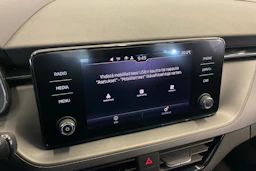 valkoinen Skoda Kamiq 2023 kuva 20.