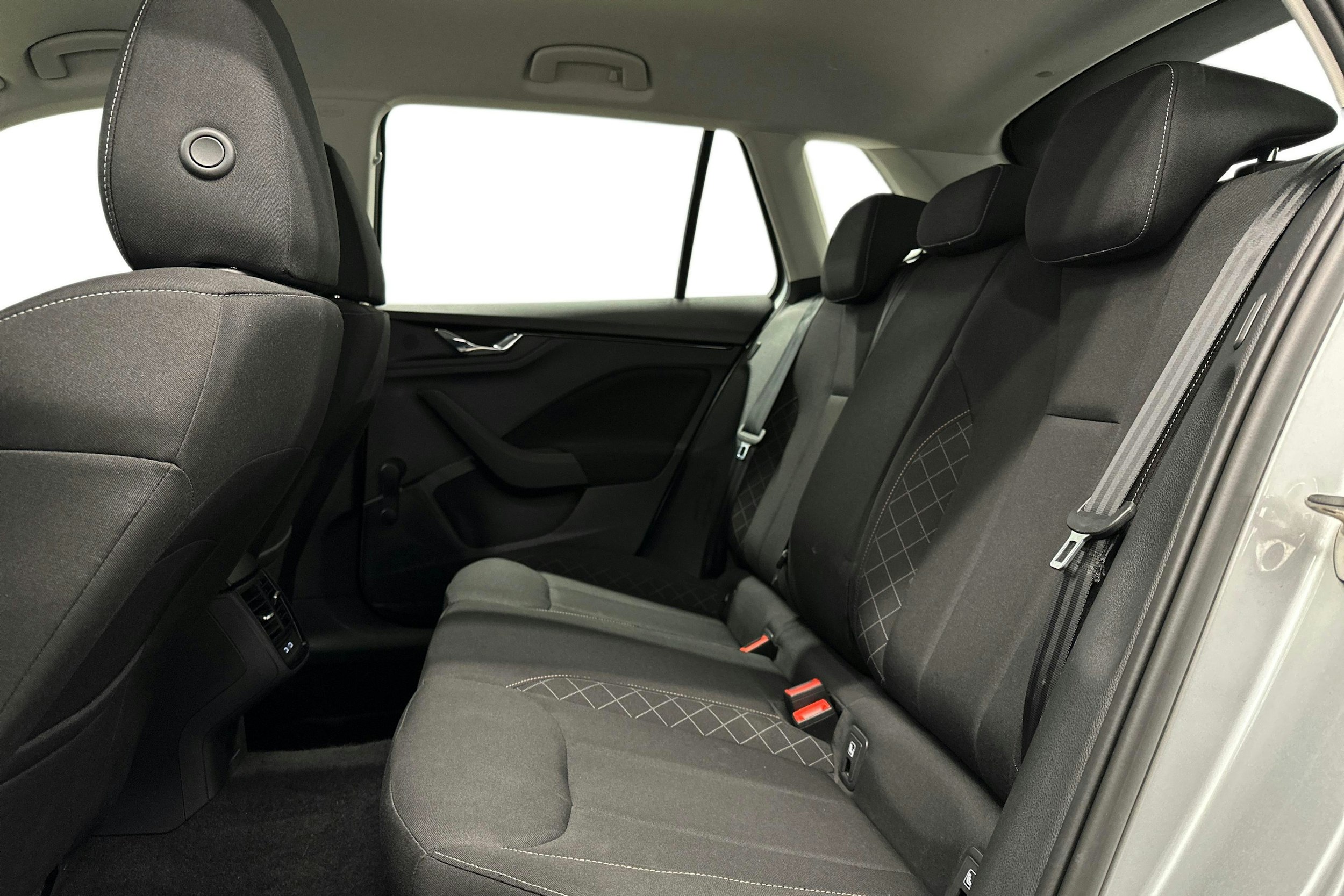harmaa Skoda Kamiq 2023 kuva 10.
