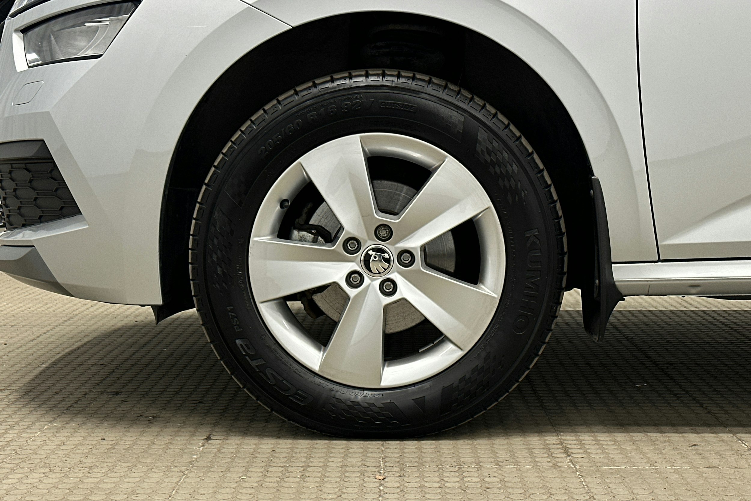 harmaa Skoda Kamiq 2023 kuva 11.