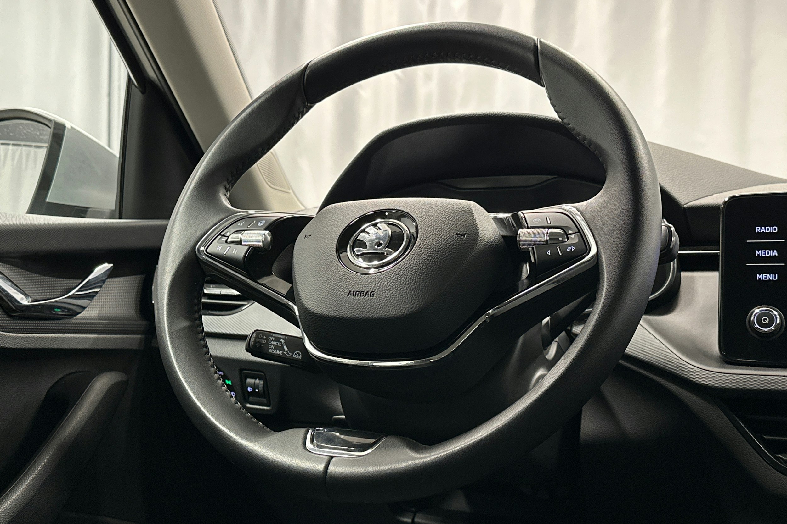 harmaa Skoda Kamiq 2023 kuva 16.