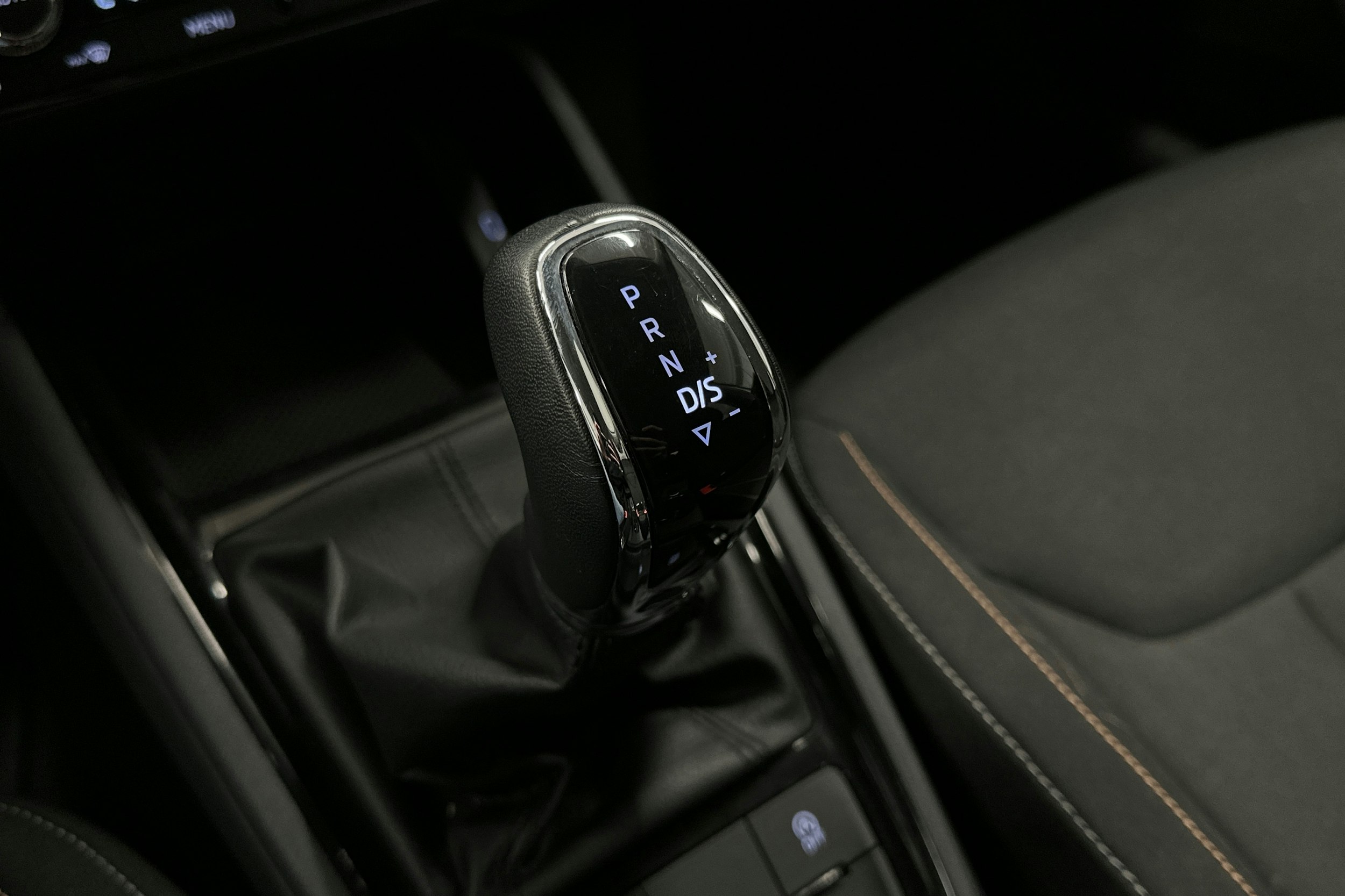 harmaa Skoda Kamiq 2023 kuva 25.