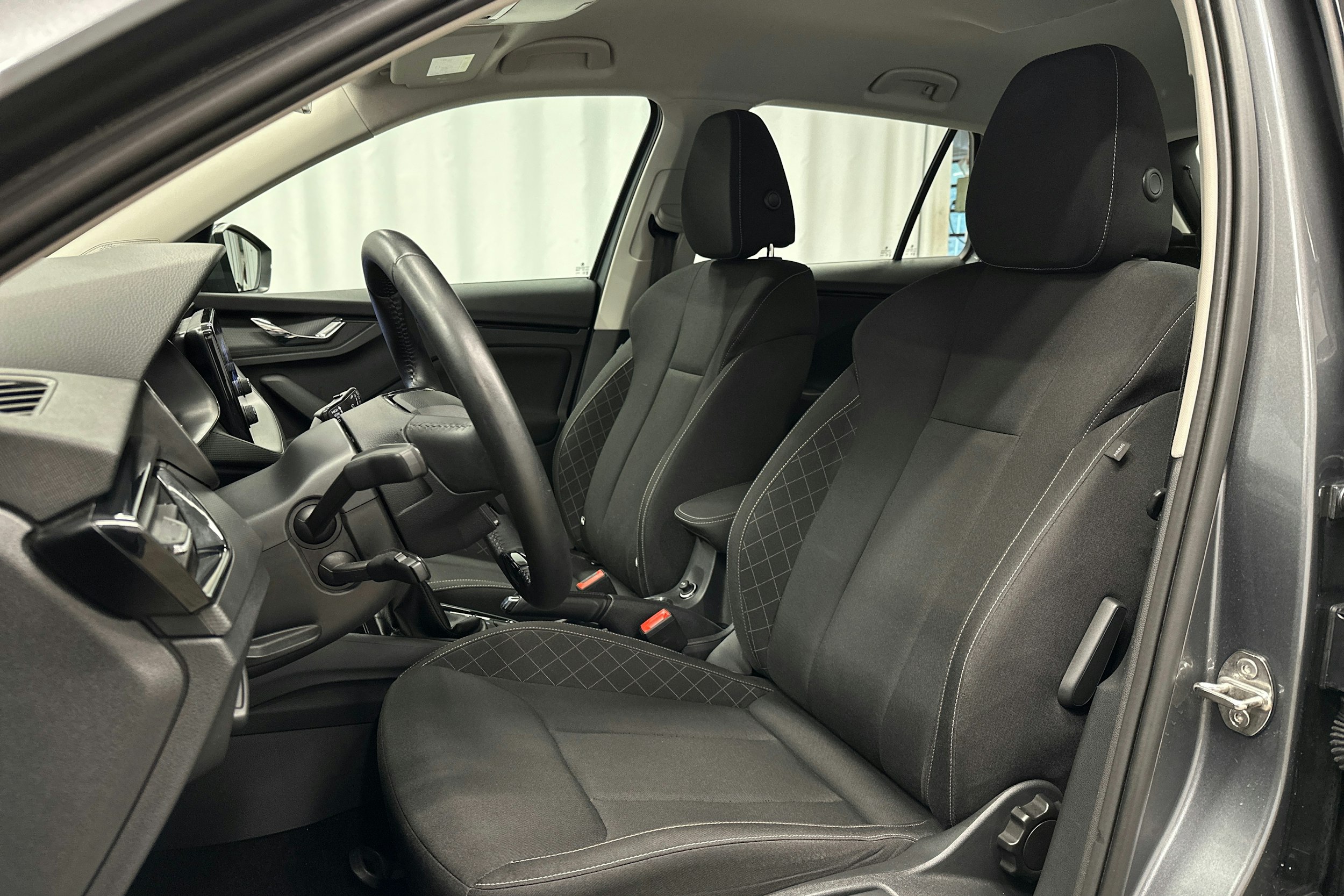 harmaa Skoda Kamiq 2023 kuva 15.