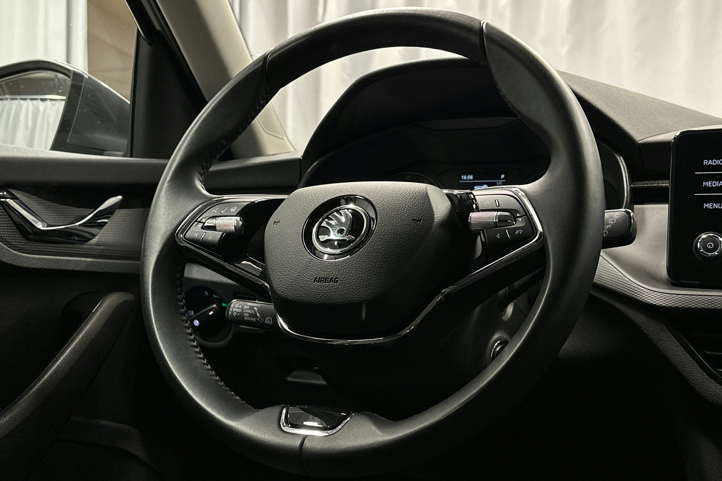 harmaa Skoda Kamiq 2023 kuva 16.