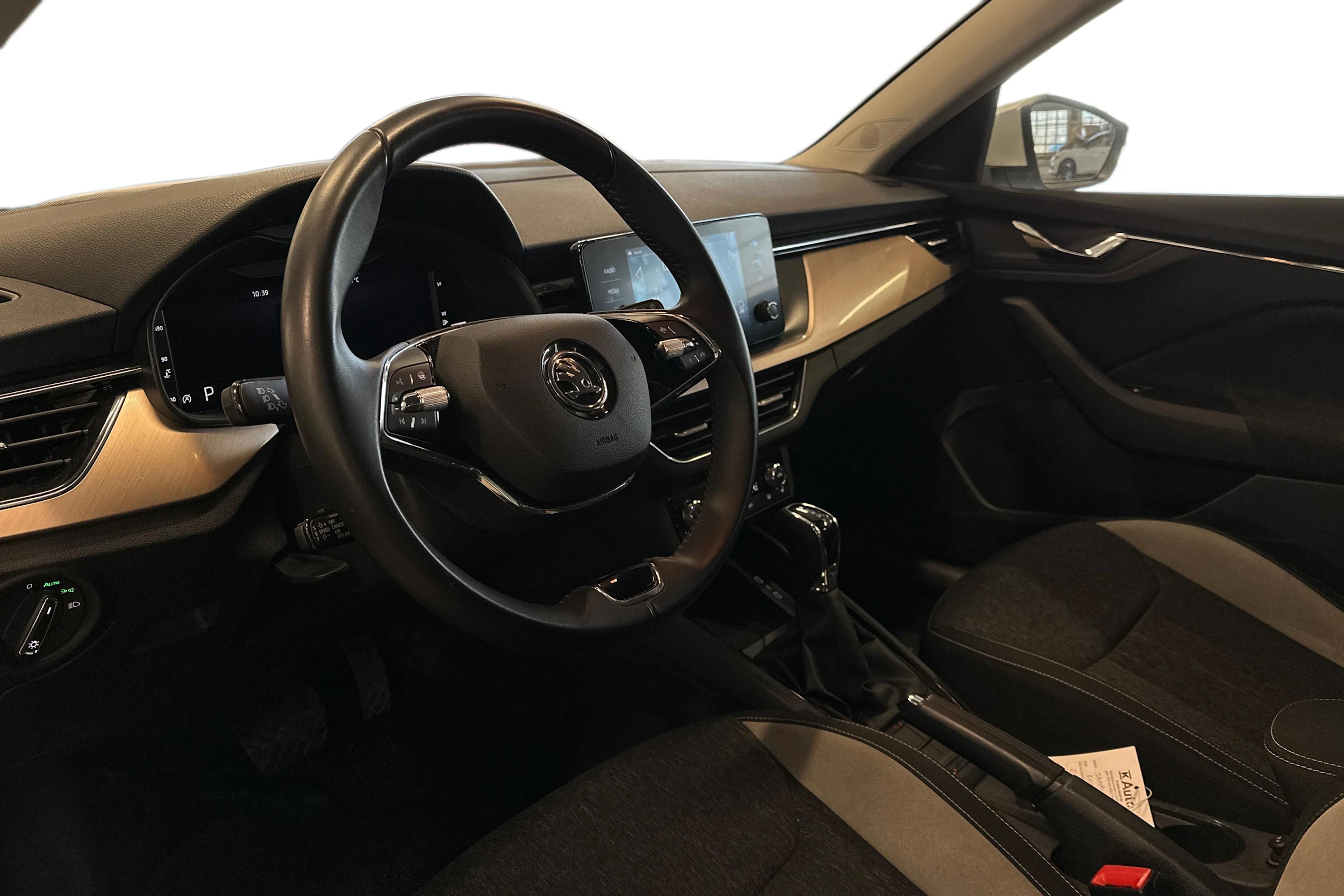 valkoinen Skoda Kamiq 2023 kuva 3.