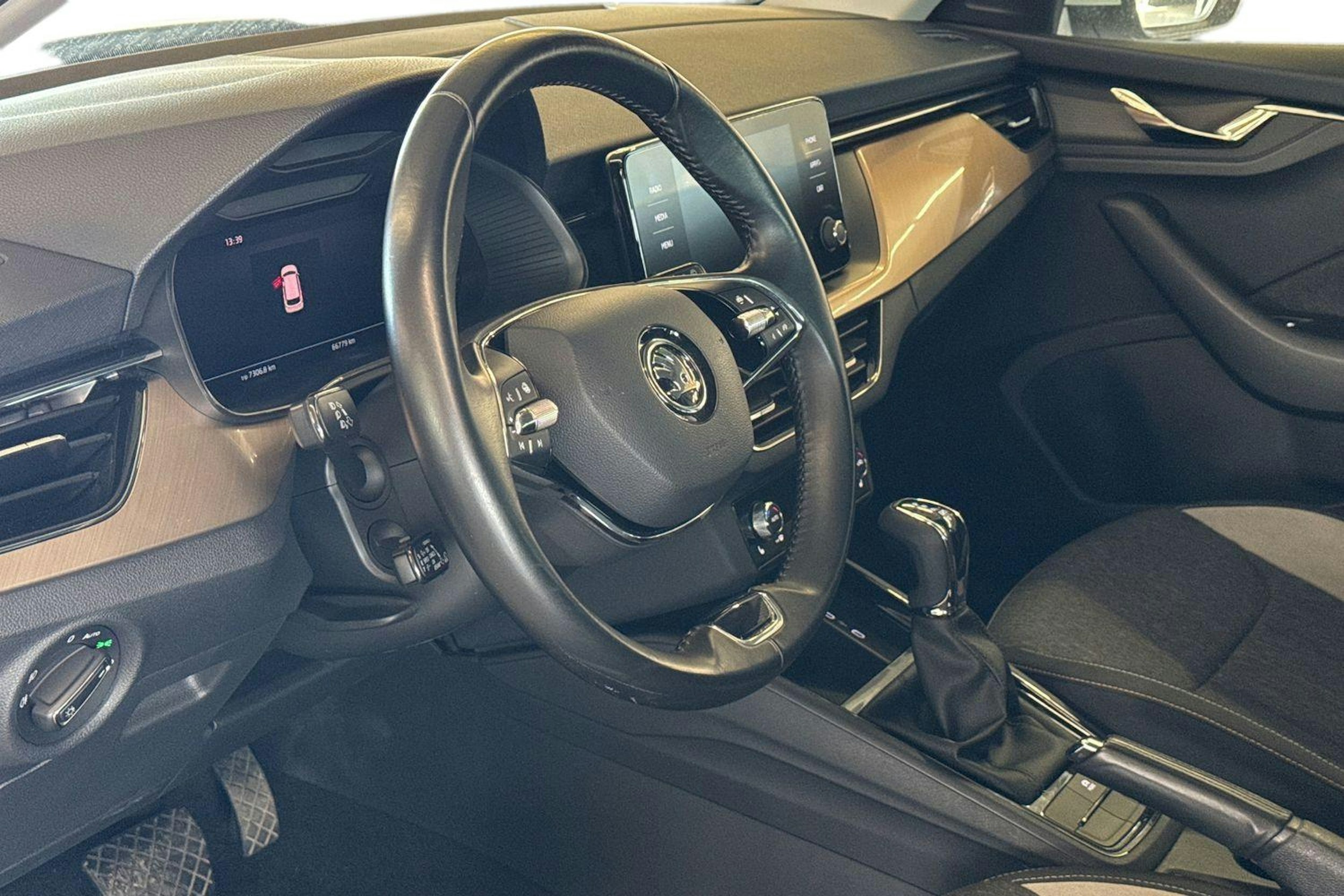 valkoinen Skoda Kamiq 2023 kuva 3.