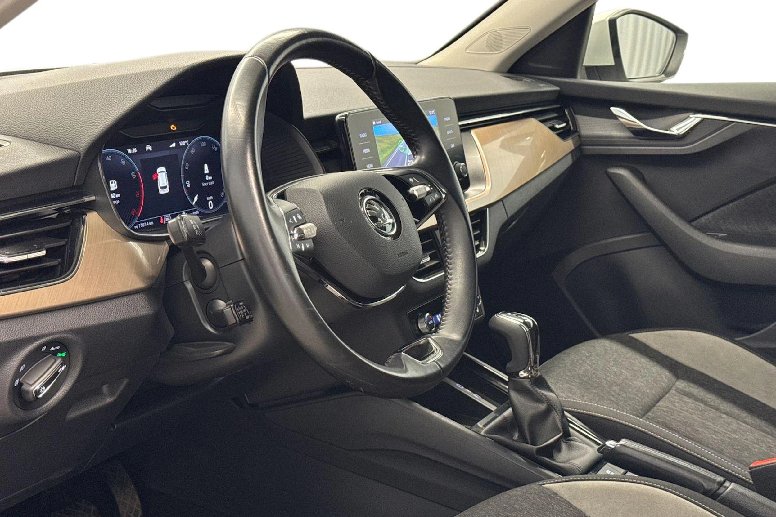 valkoinen Skoda Kamiq 2023 kuva 6.