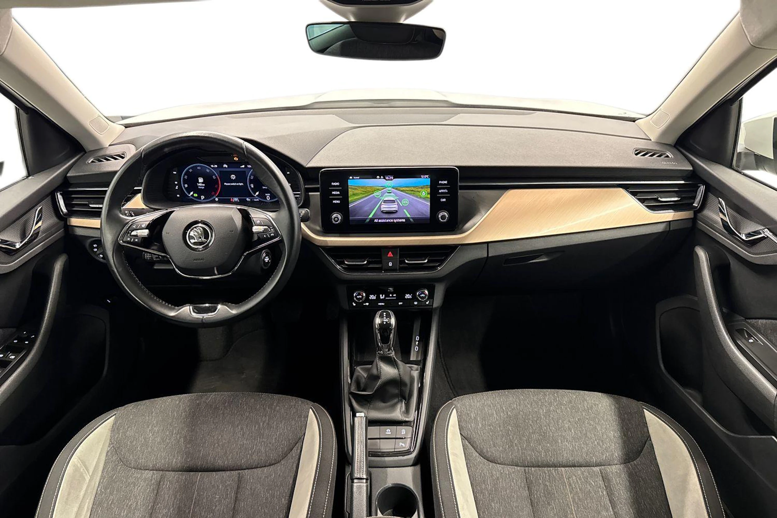 valkoinen Skoda Kamiq 2023 kuva 7.