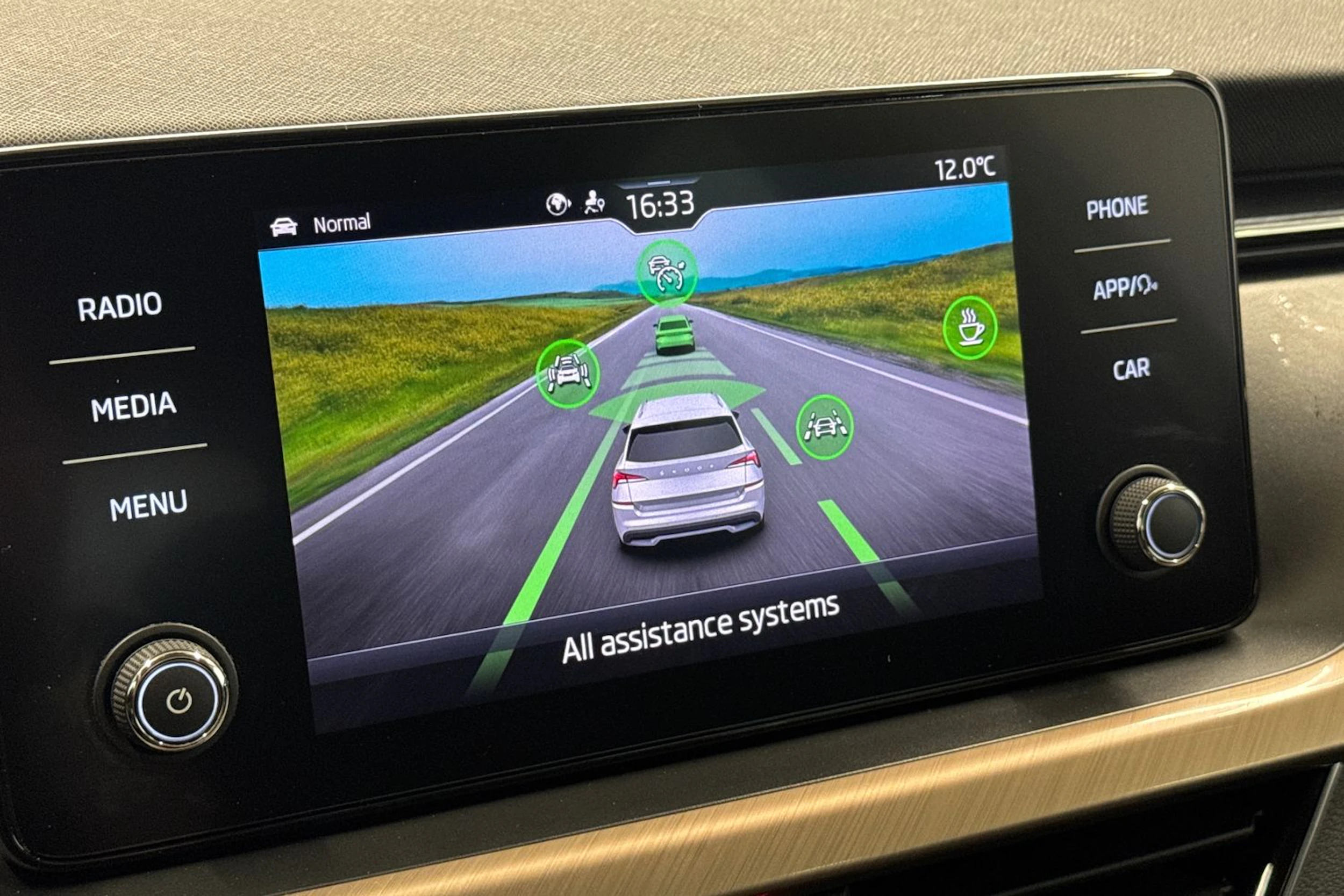 valkoinen Skoda Kamiq 2023 kuva 10.