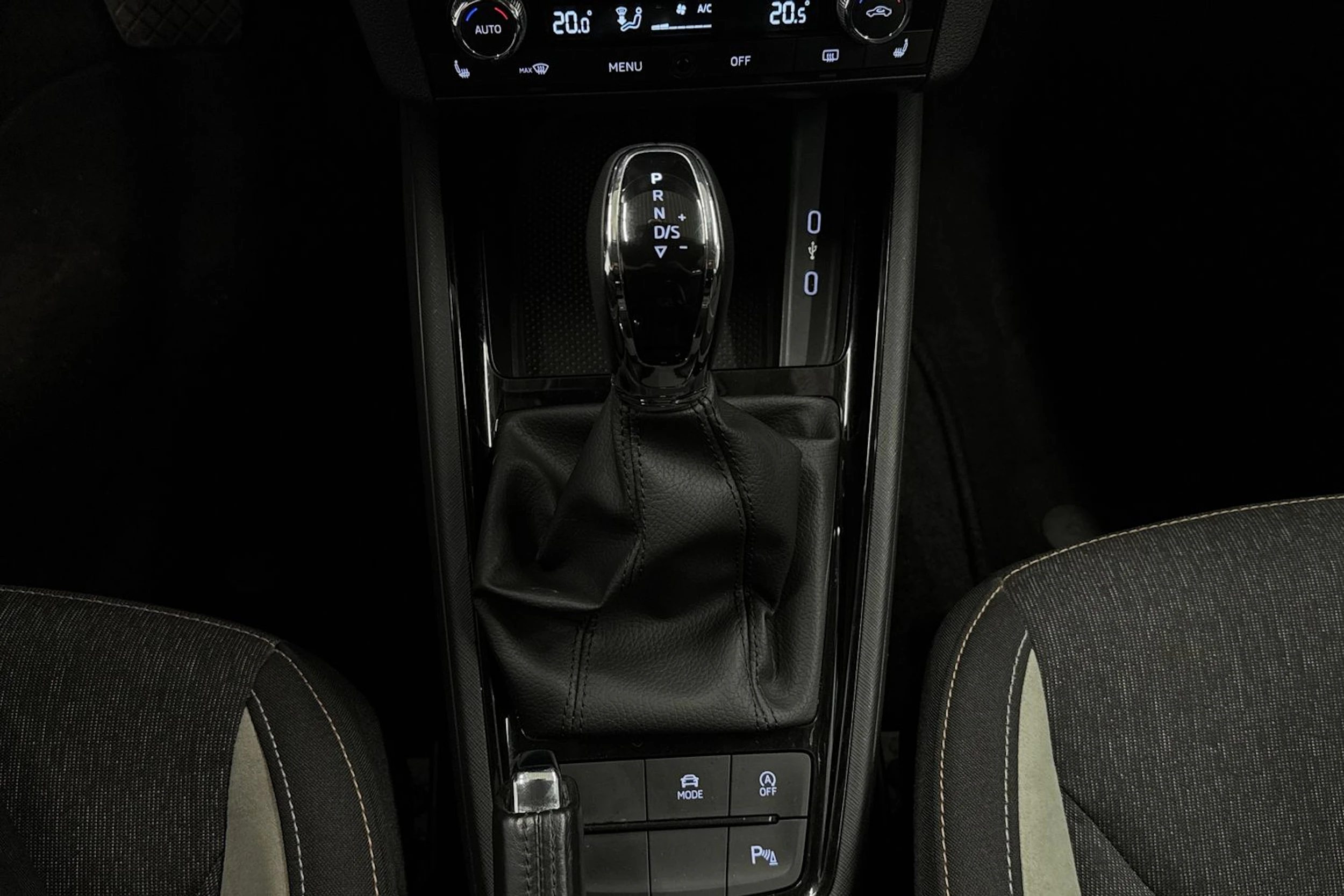 valkoinen Skoda Kamiq 2023 kuva 14.
