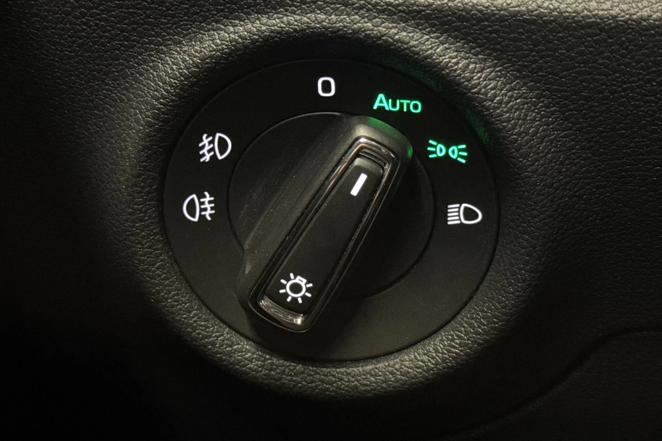 valkoinen Skoda Kamiq 2023 kuva 16.