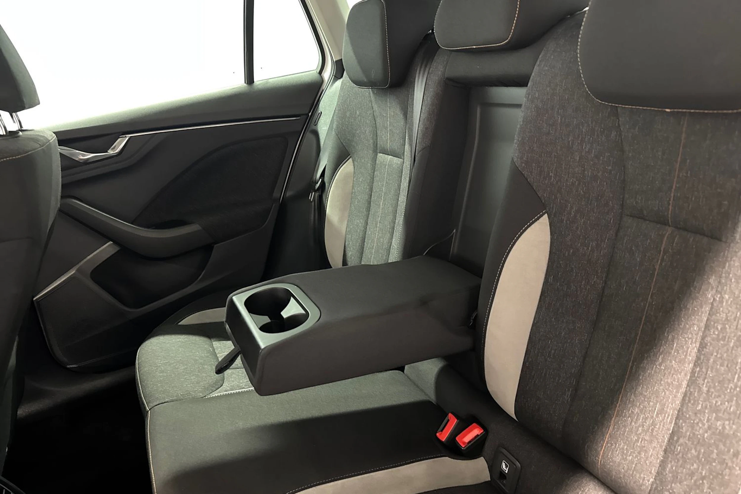 valkoinen Skoda Kamiq 2023 kuva 23.