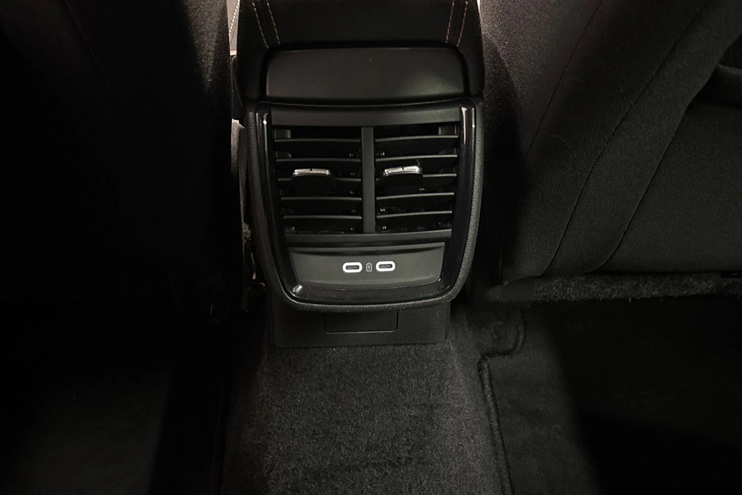 valkoinen Skoda Kamiq 2023 kuva 24.