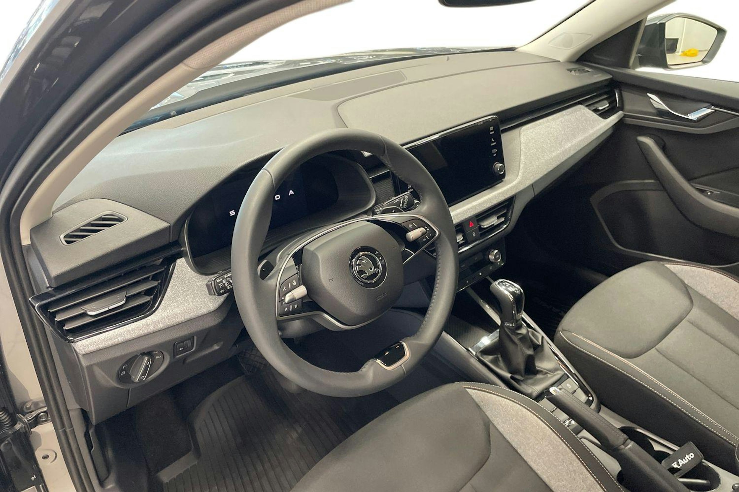 harmaa Skoda Kamiq 2024 kuva 7.