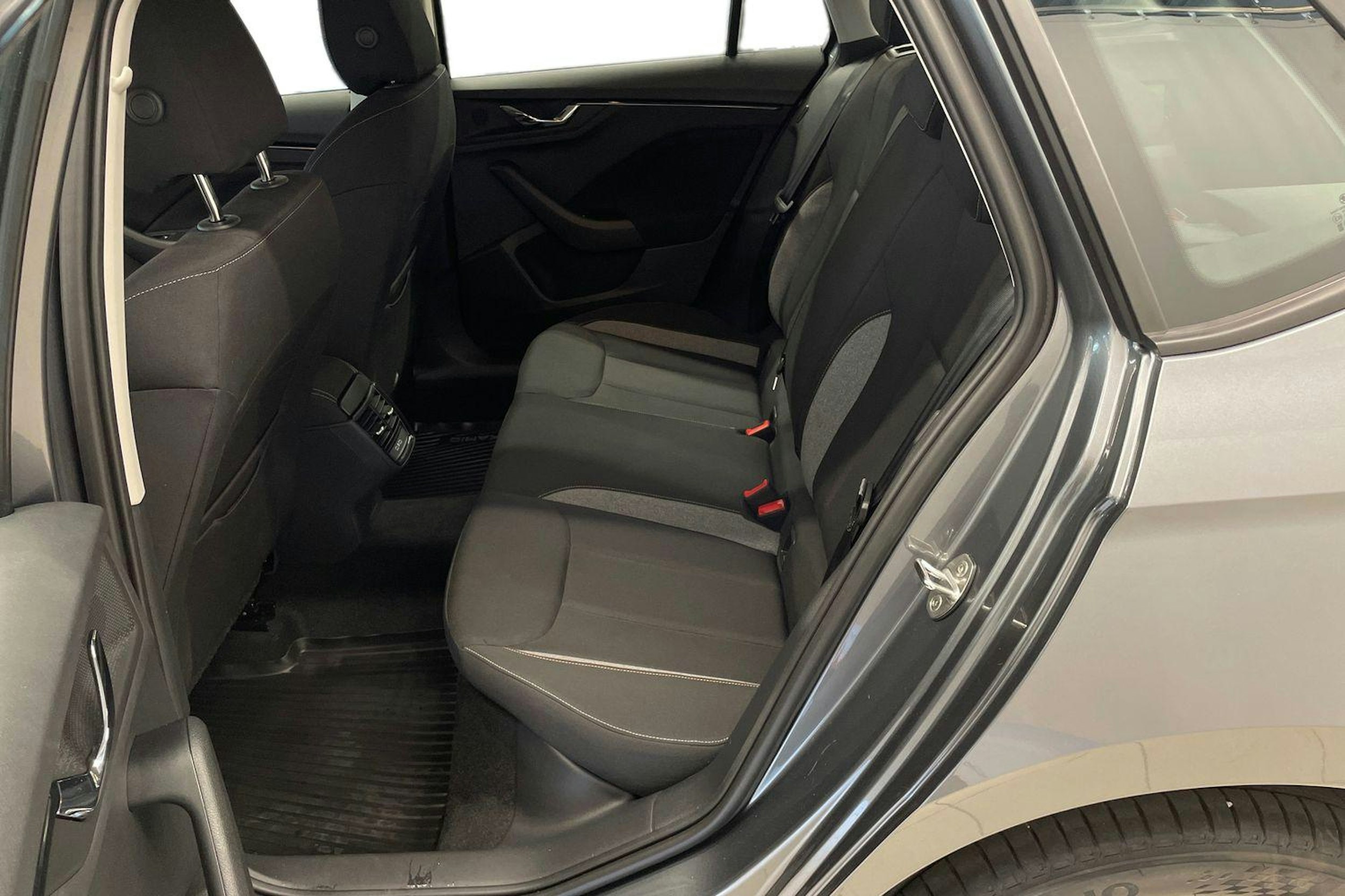 harmaa Skoda Kamiq 2024 kuva 10.