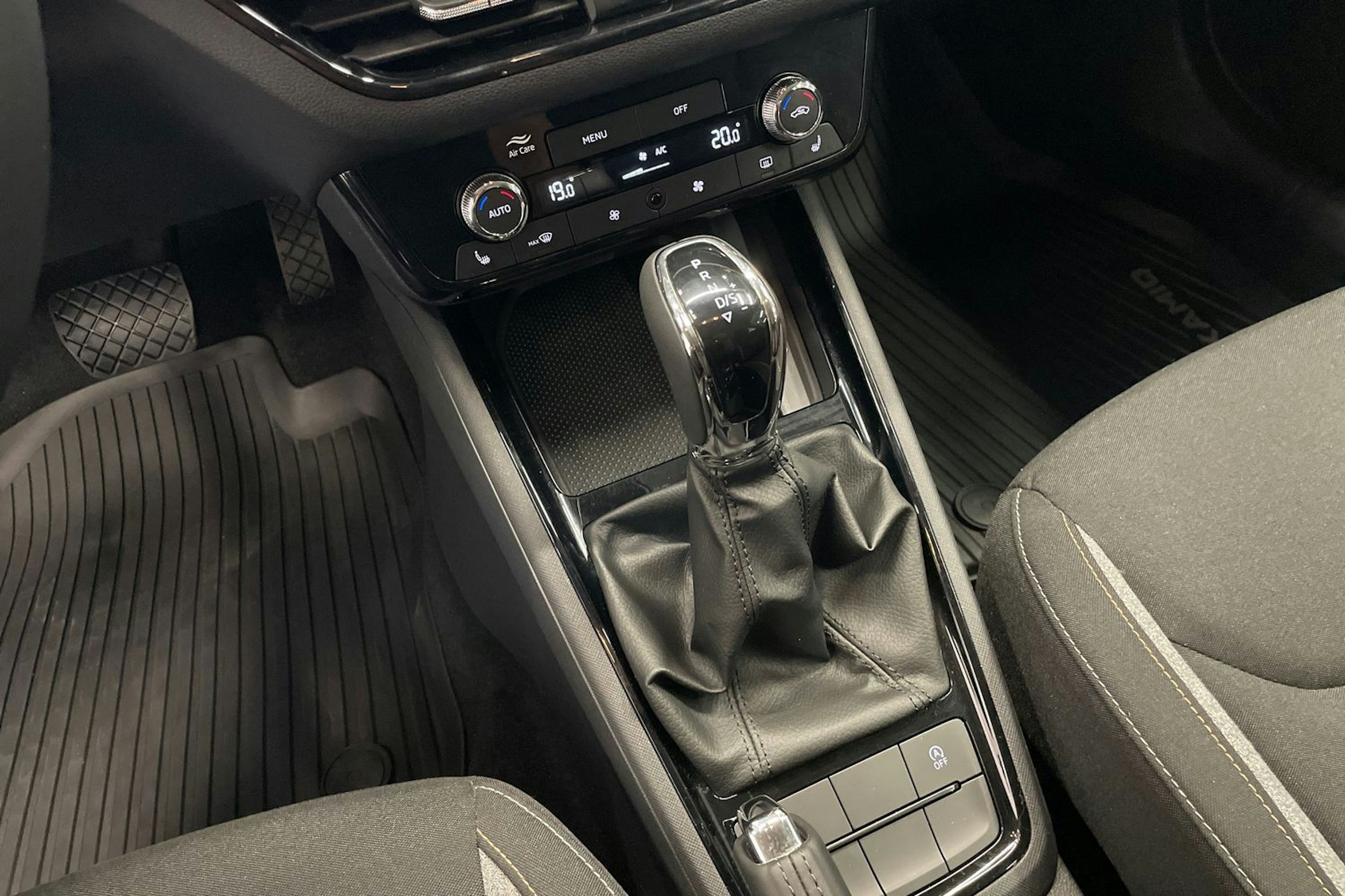 harmaa Skoda Kamiq 2024 kuva 17.