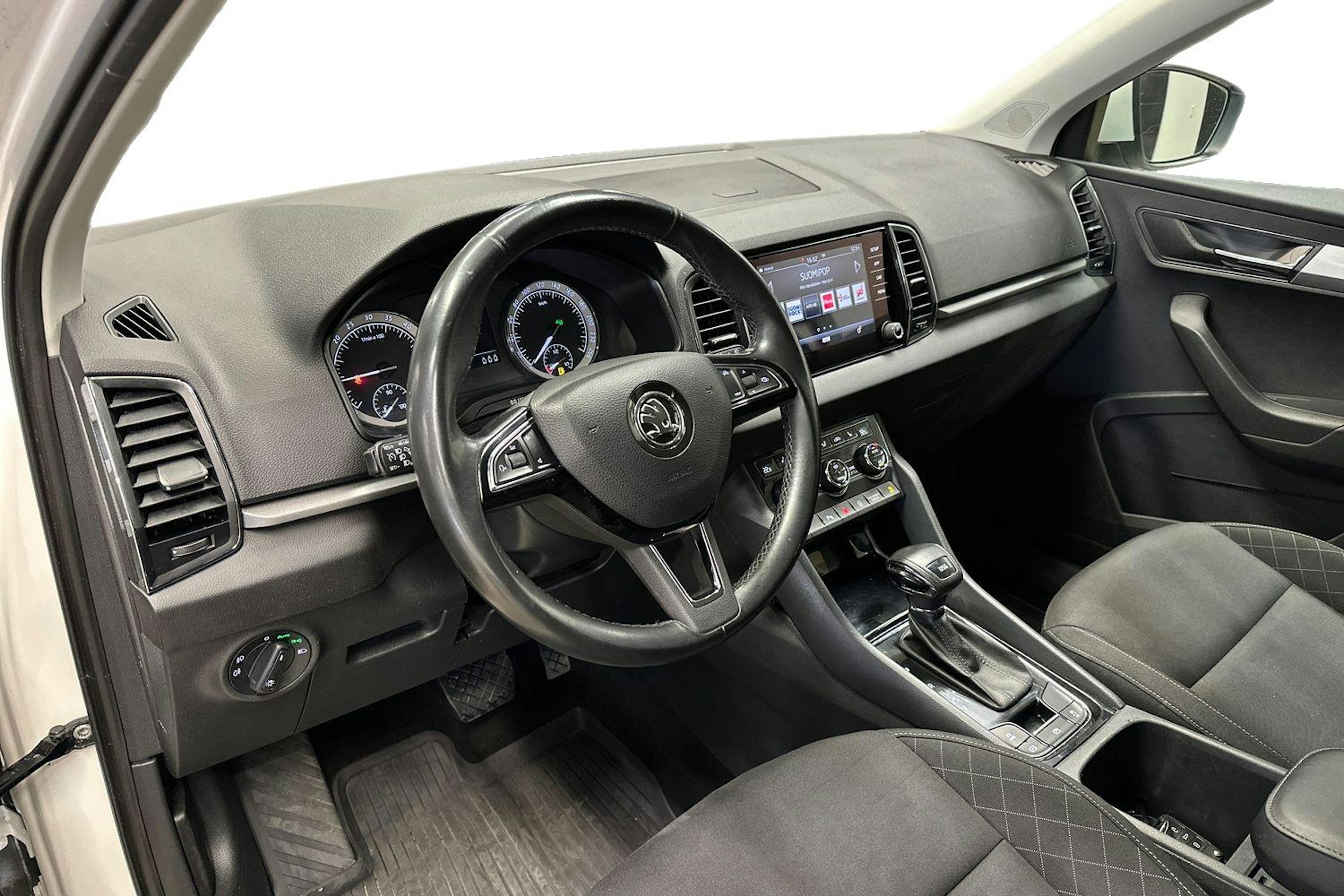 valkoinen Skoda Karoq 2018 kuva 6.