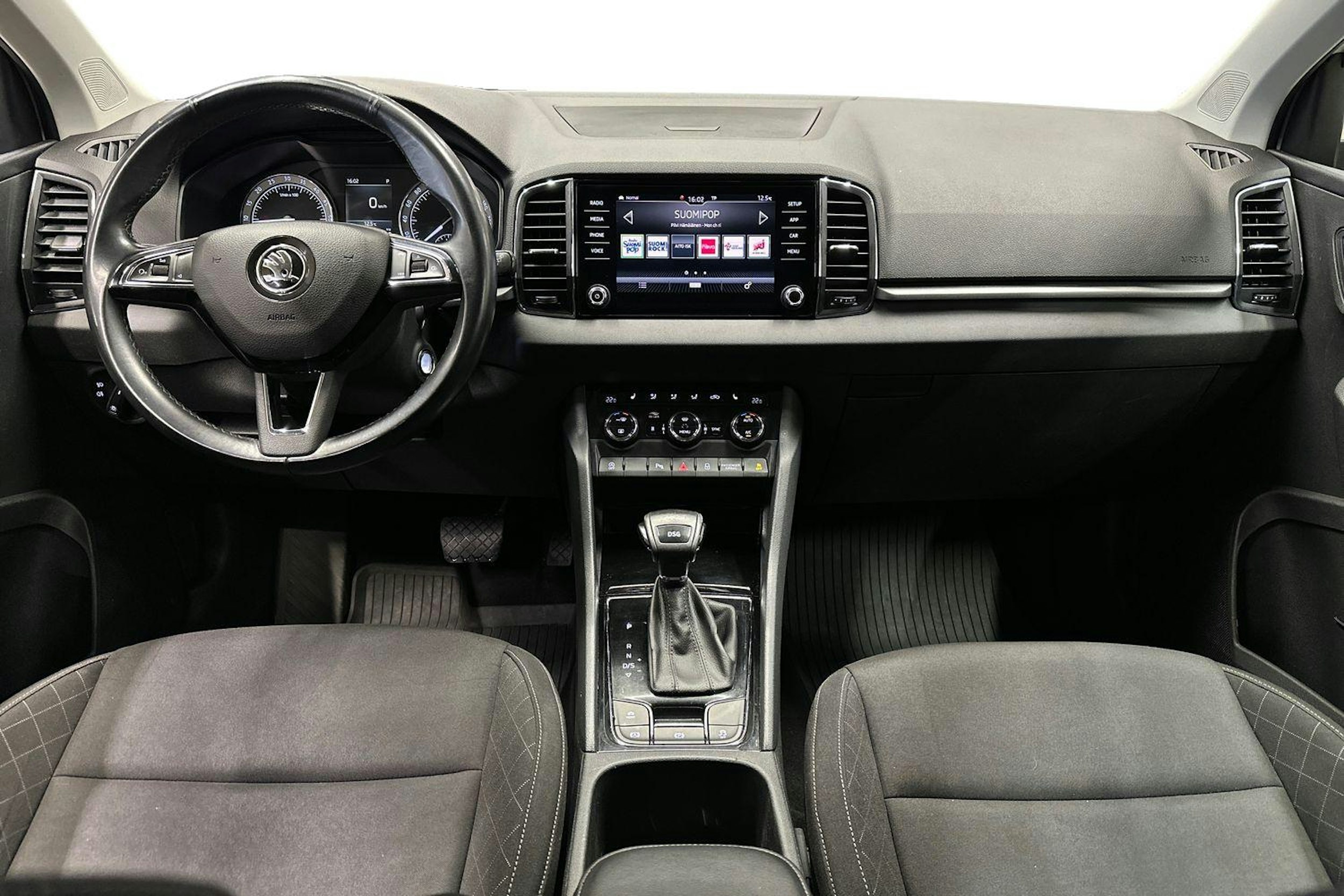 valkoinen Skoda Karoq 2018 kuva 7.