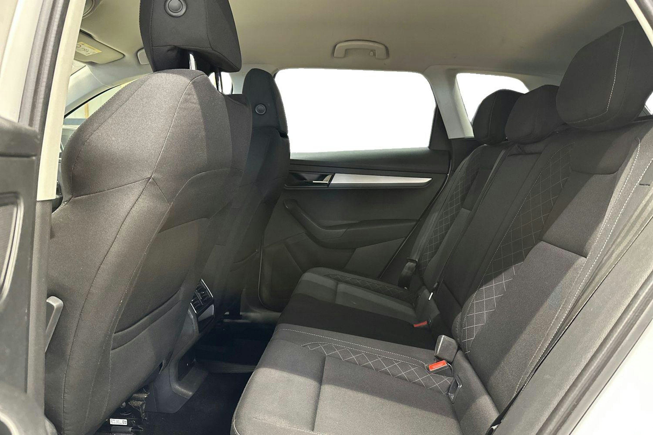 valkoinen Skoda Karoq 2018 kuva 8.
