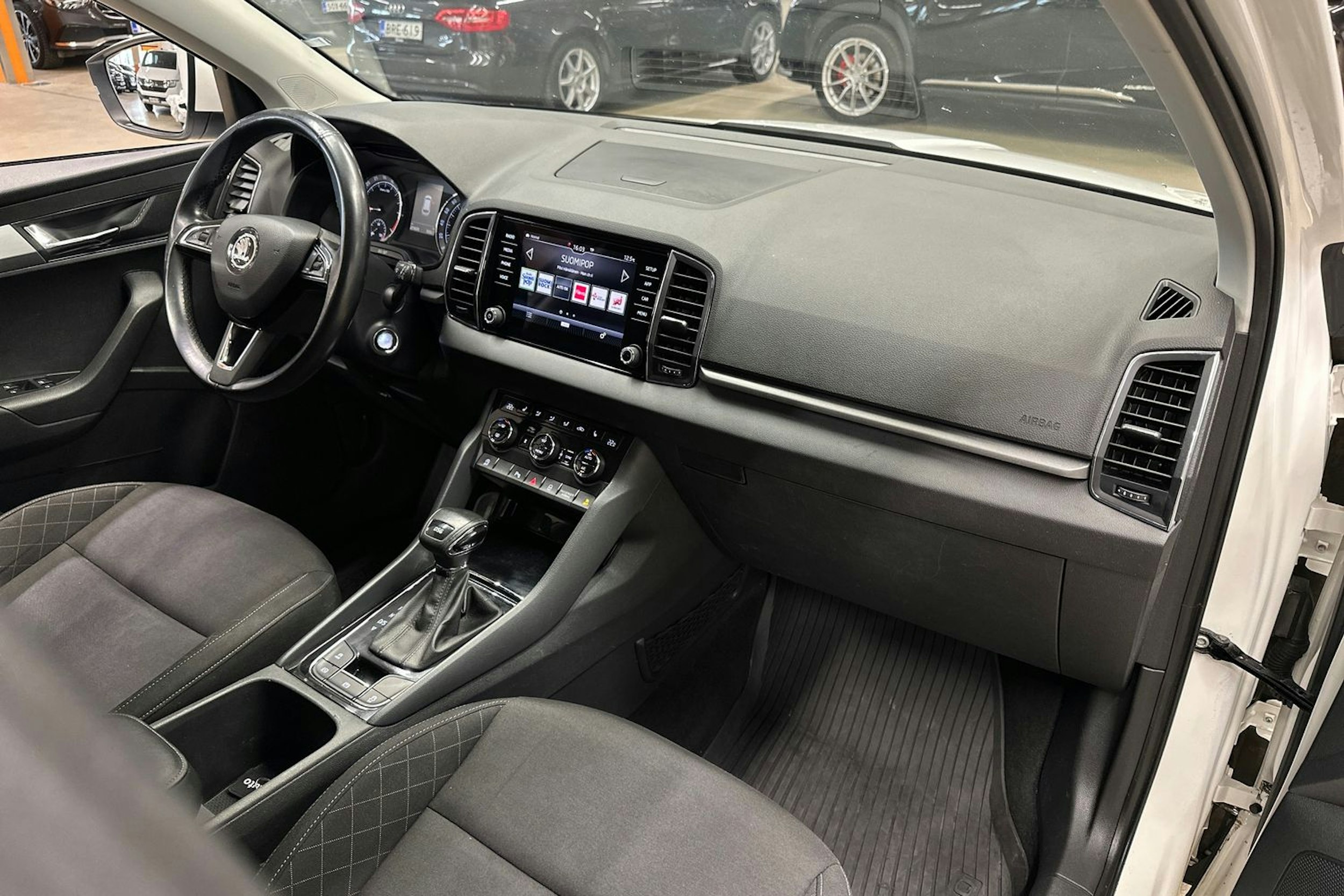 valkoinen Skoda Karoq 2018 kuva 9.