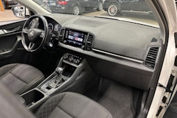 valkoinen Skoda Karoq 2018 kuva 9.
