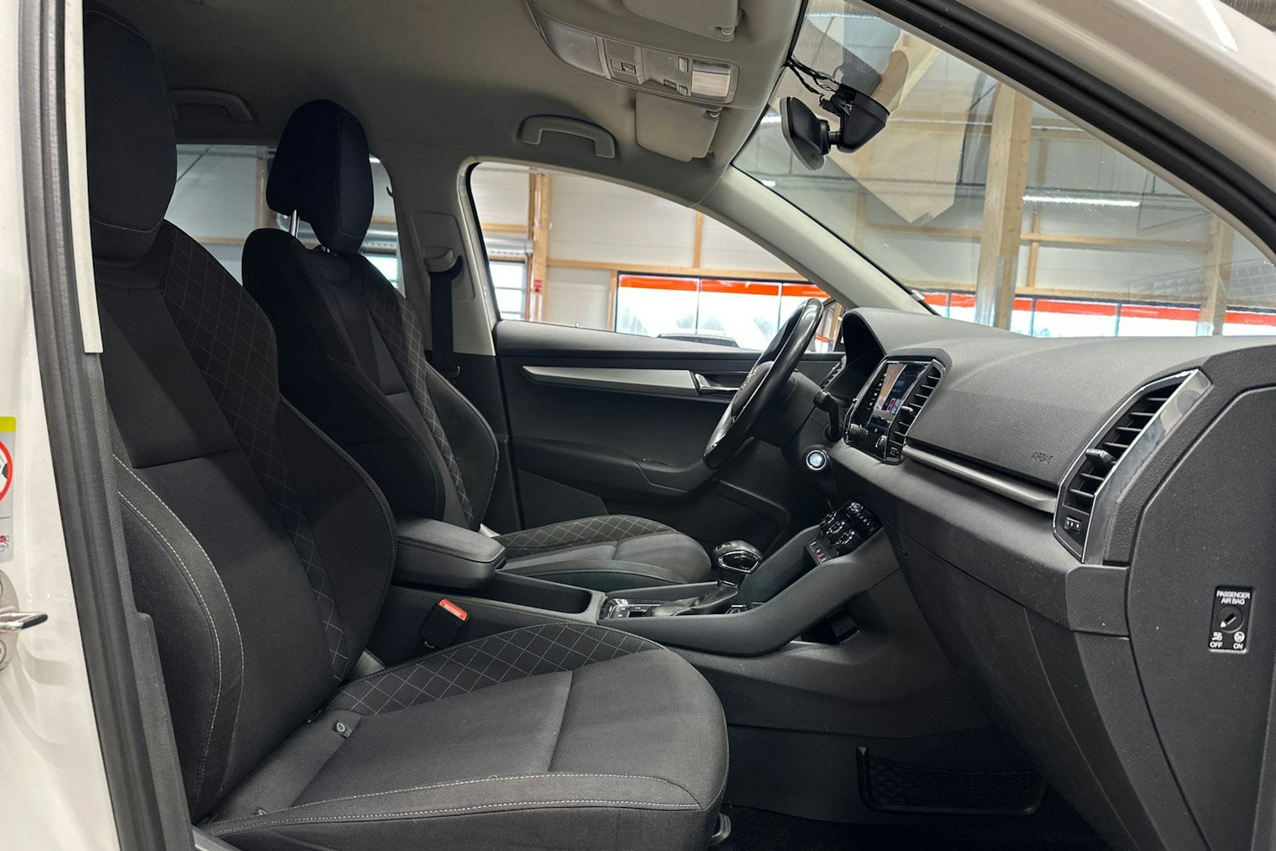 valkoinen Skoda Karoq 2018 kuva 10.