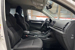 valkoinen Skoda Karoq 2018 kuva 10.
