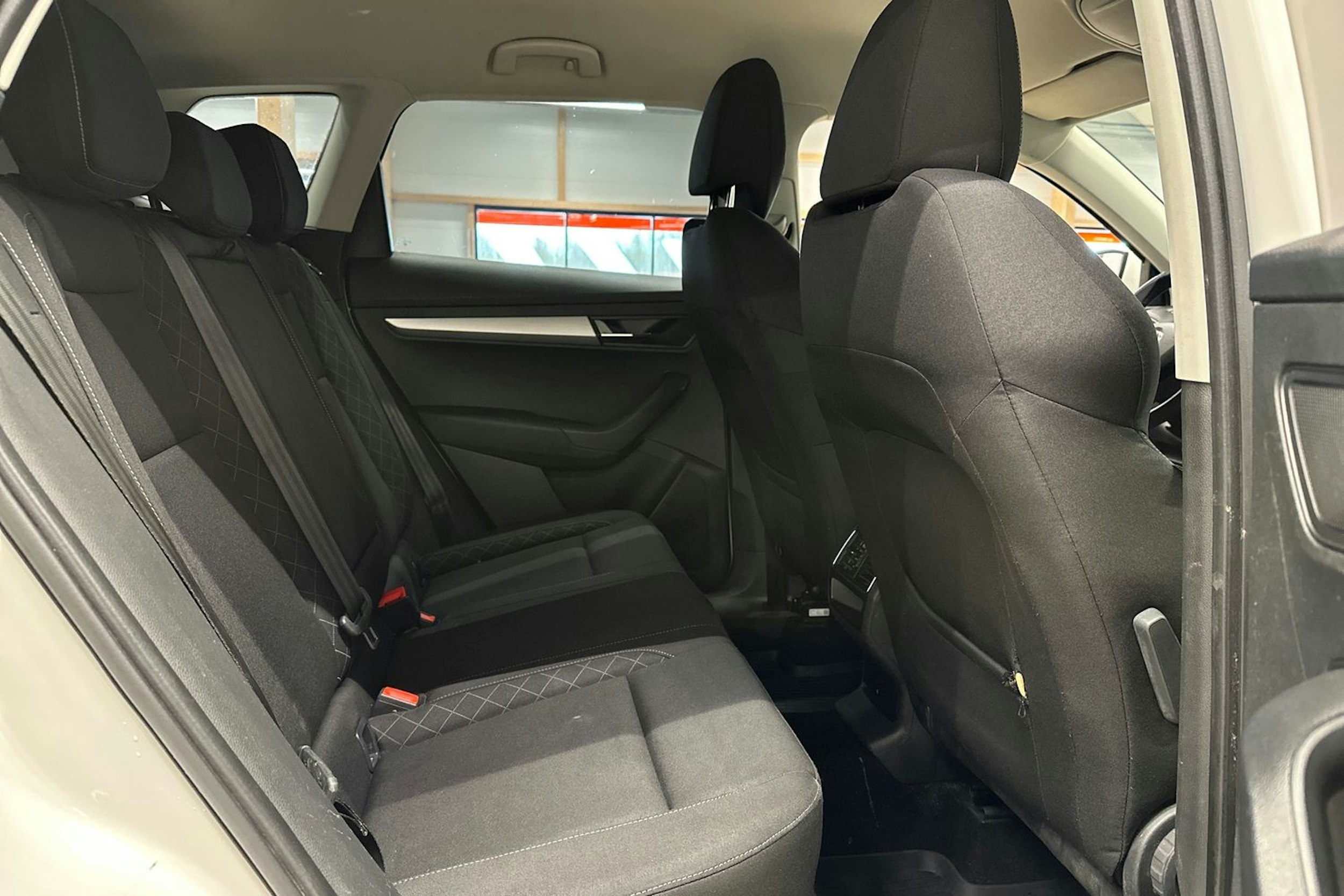 valkoinen Skoda Karoq 2018 kuva 11.