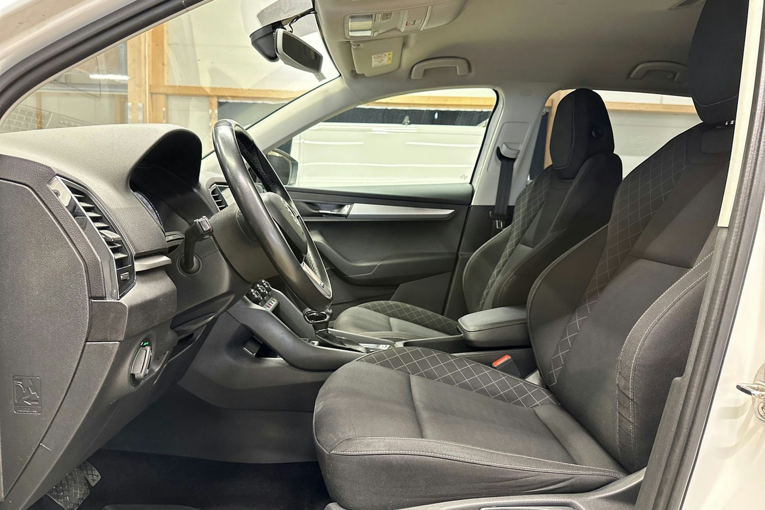 valkoinen Skoda Karoq 2018 kuva 12.