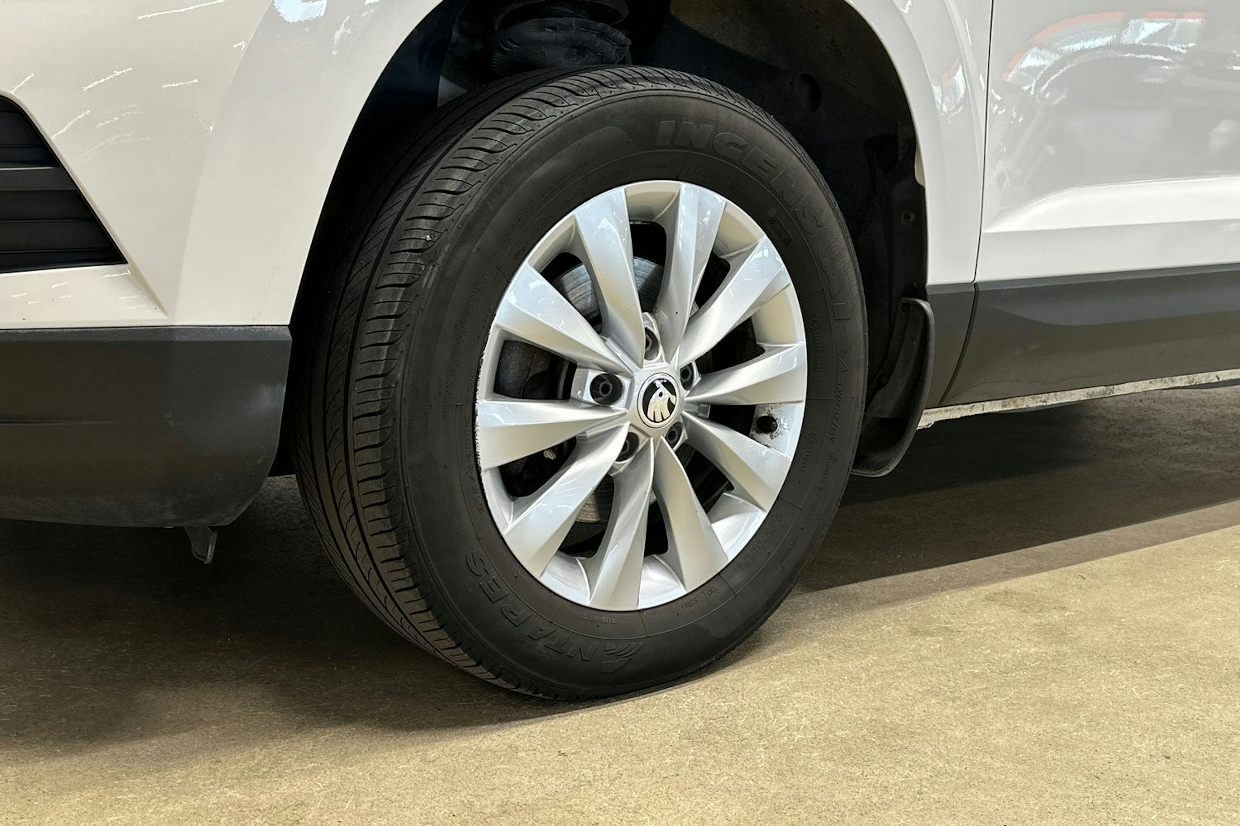 valkoinen Skoda Karoq 2018 kuva 13.