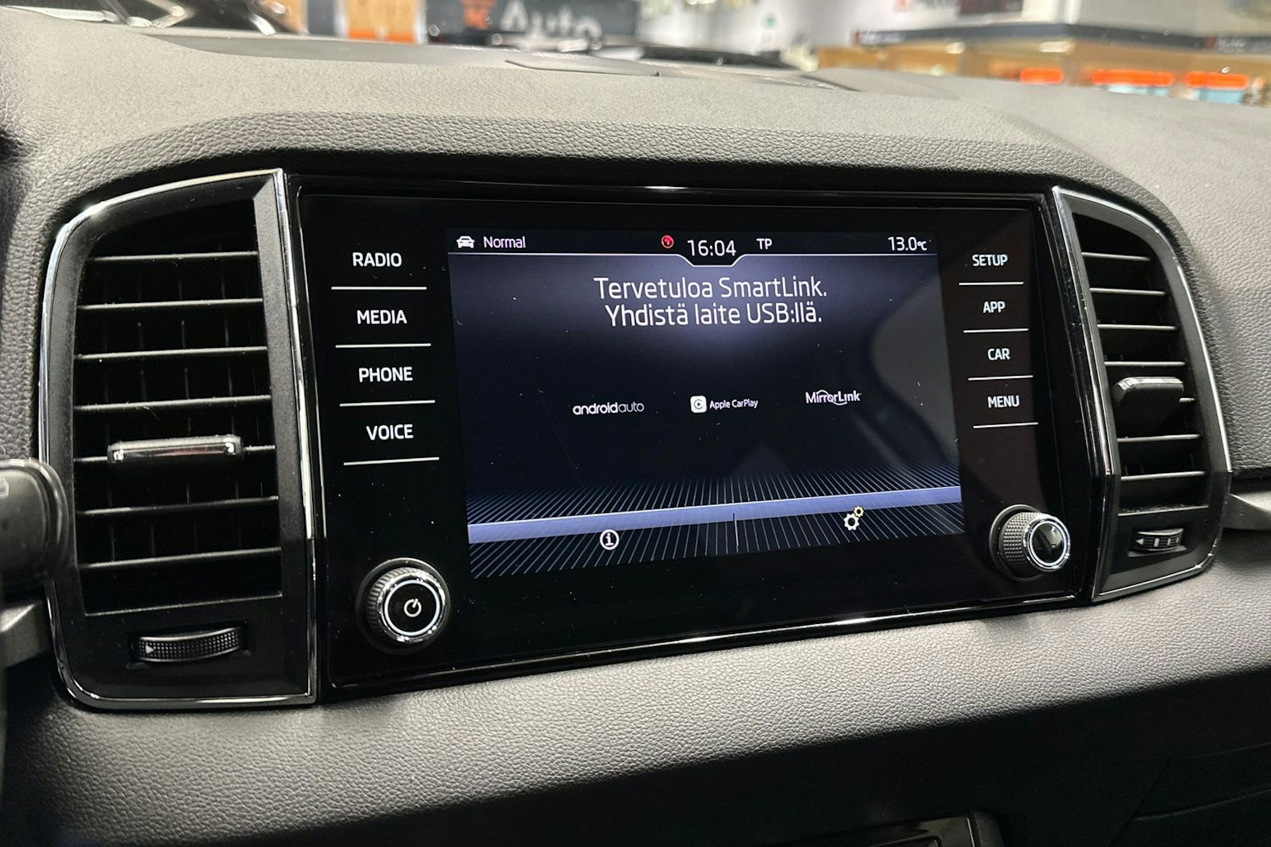 valkoinen Skoda Karoq 2018 kuva 16.