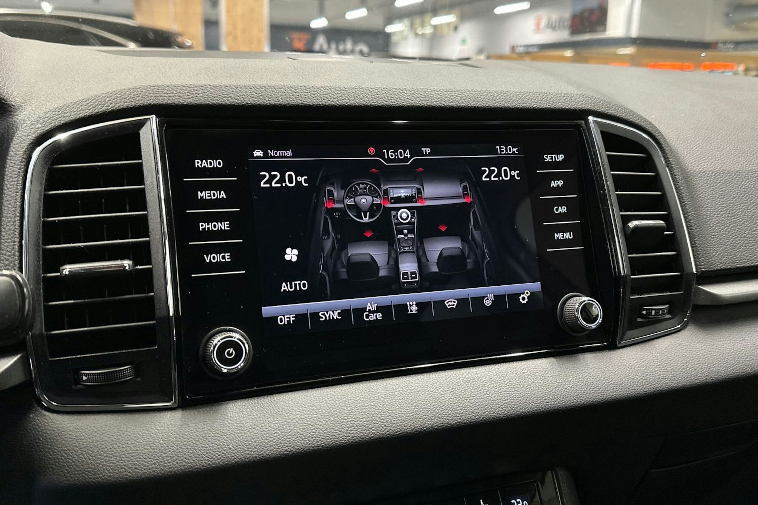 valkoinen Skoda Karoq 2018 kuva 17.