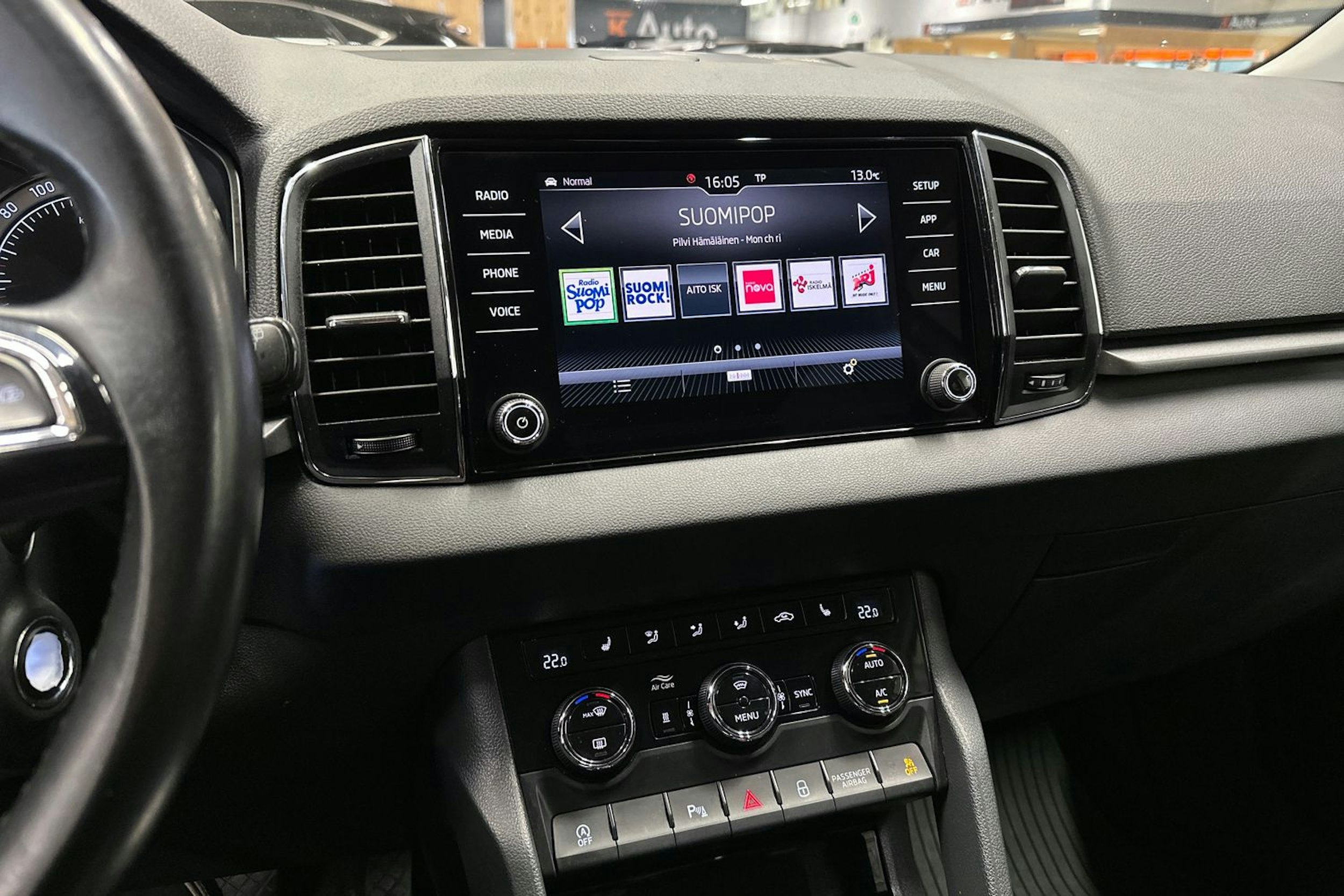 valkoinen Skoda Karoq 2018 kuva 18.