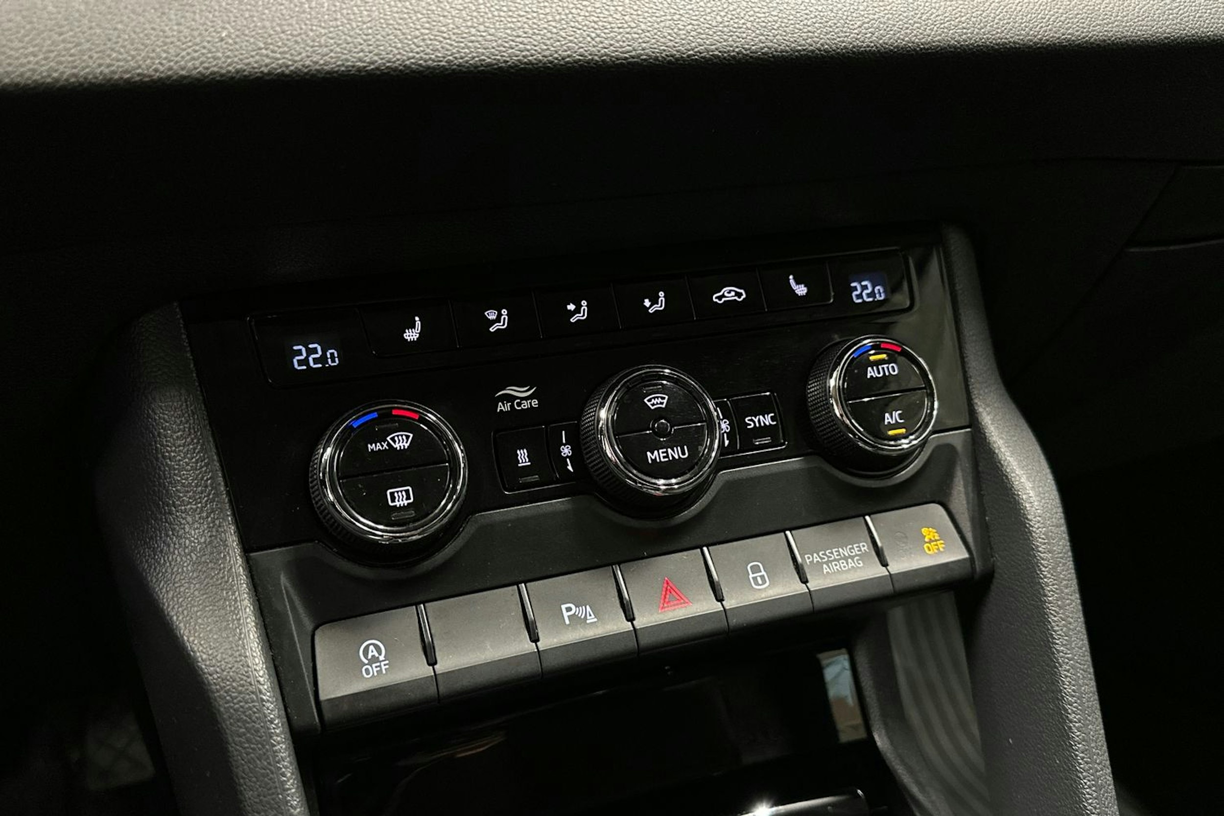 valkoinen Skoda Karoq 2018 kuva 19.