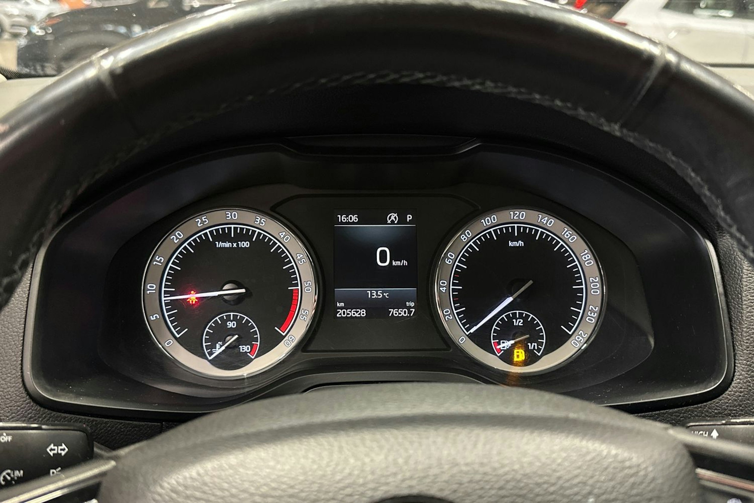 valkoinen Skoda Karoq 2018 kuva 21.