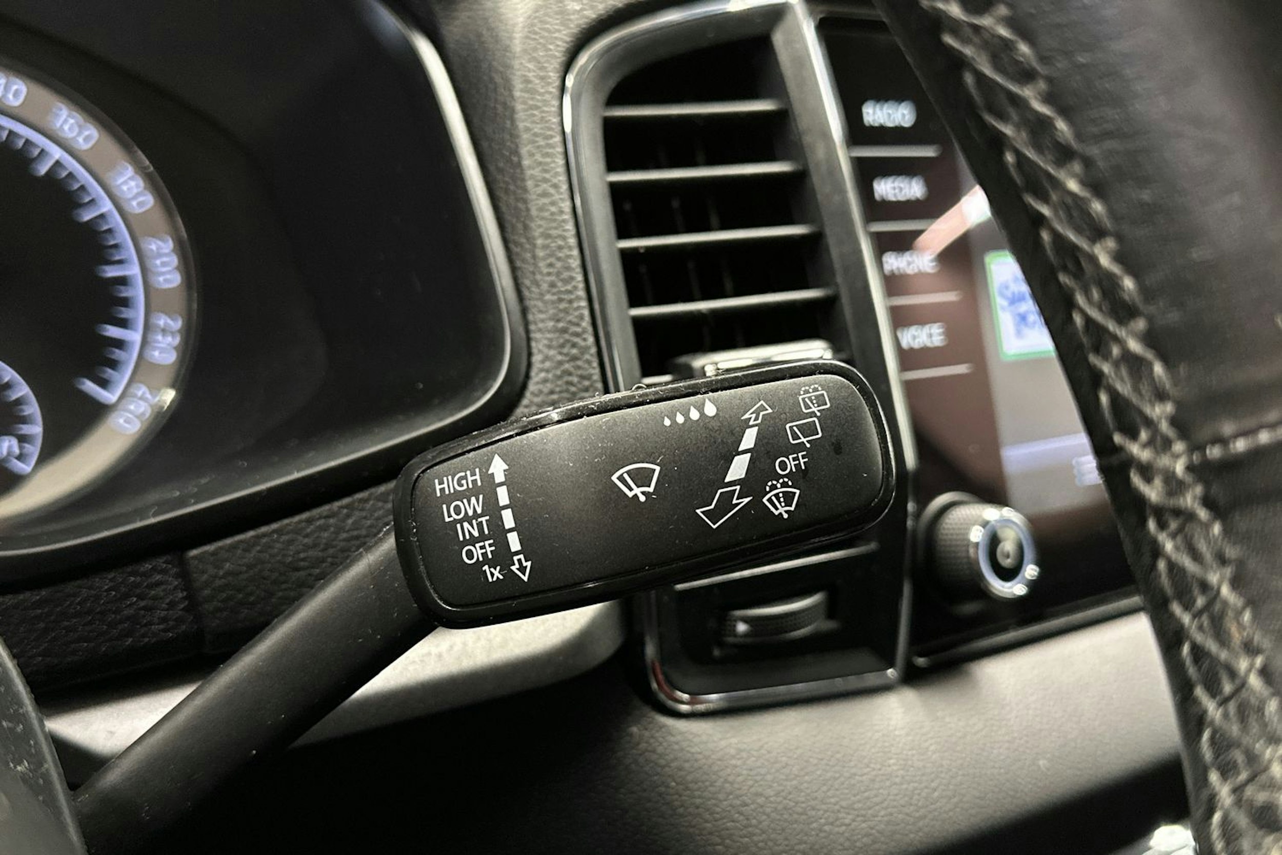 valkoinen Skoda Karoq 2018 kuva 23.