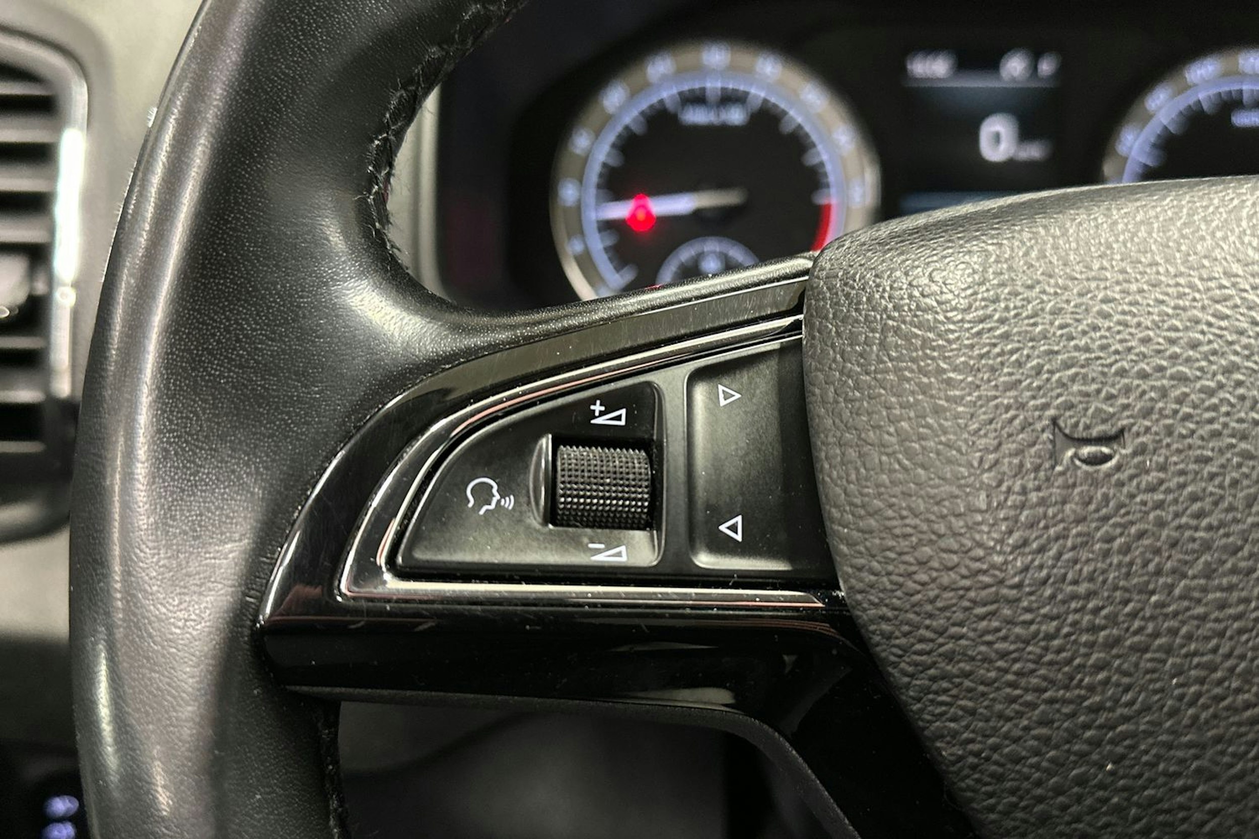 valkoinen Skoda Karoq 2018 kuva 24.