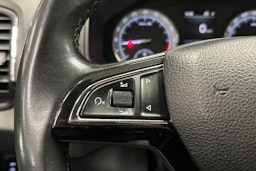 valkoinen Skoda Karoq 2018 kuva 24.