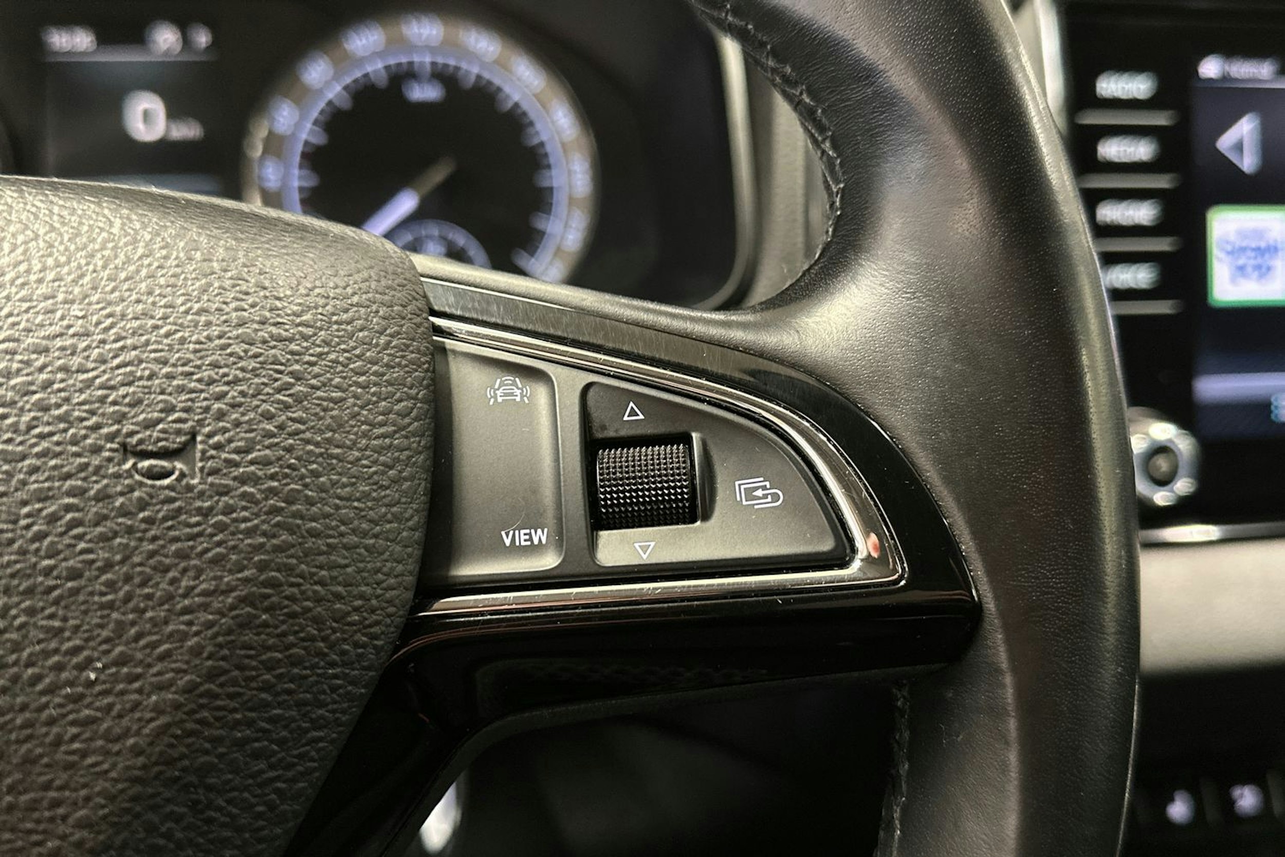 valkoinen Skoda Karoq 2018 kuva 25.