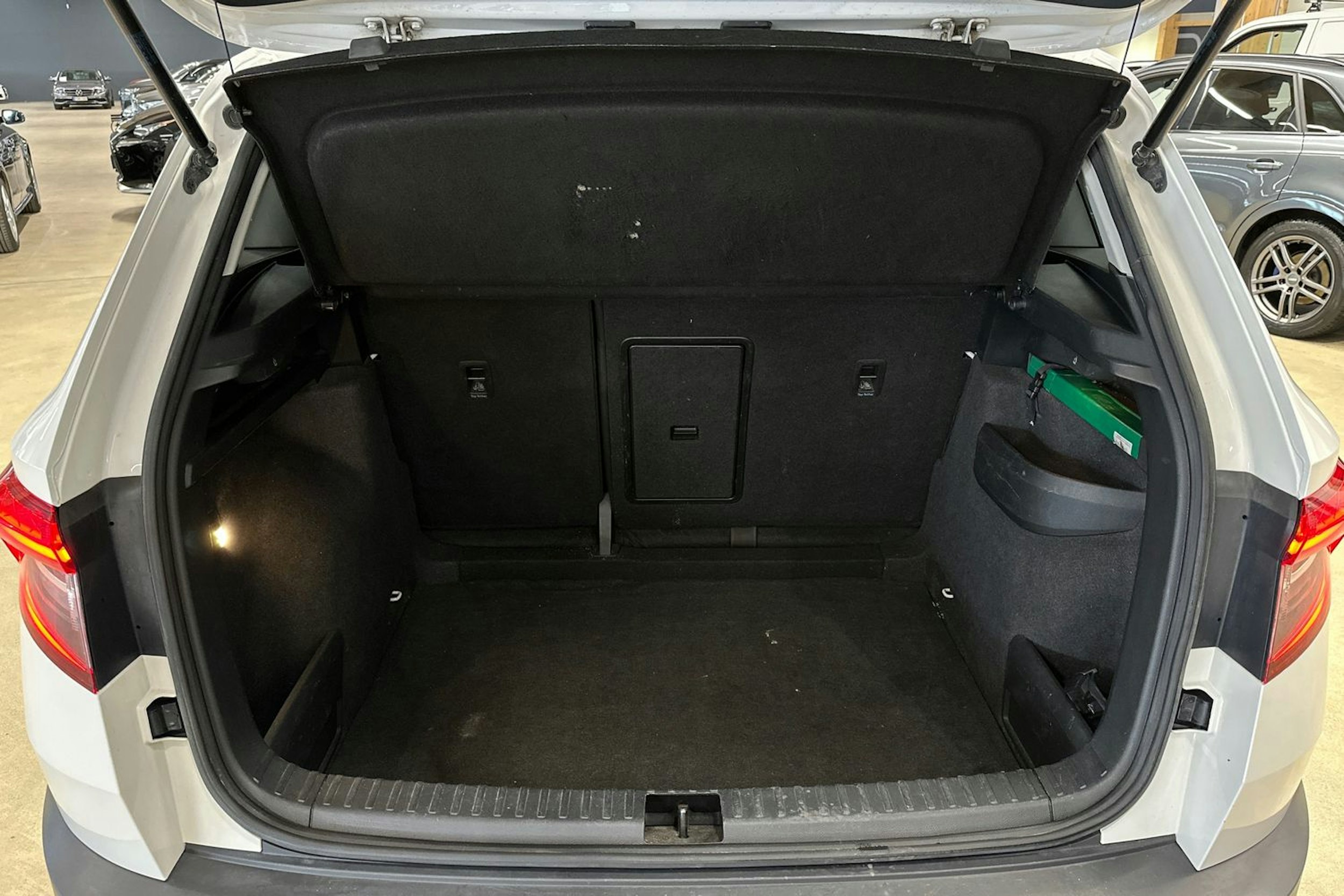 valkoinen Skoda Karoq 2018 kuva 27.