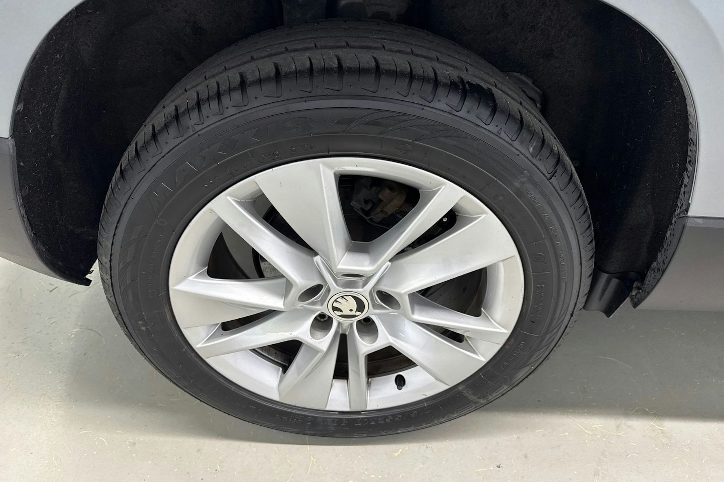 harmaa Skoda Karoq 2018 kuva 11.