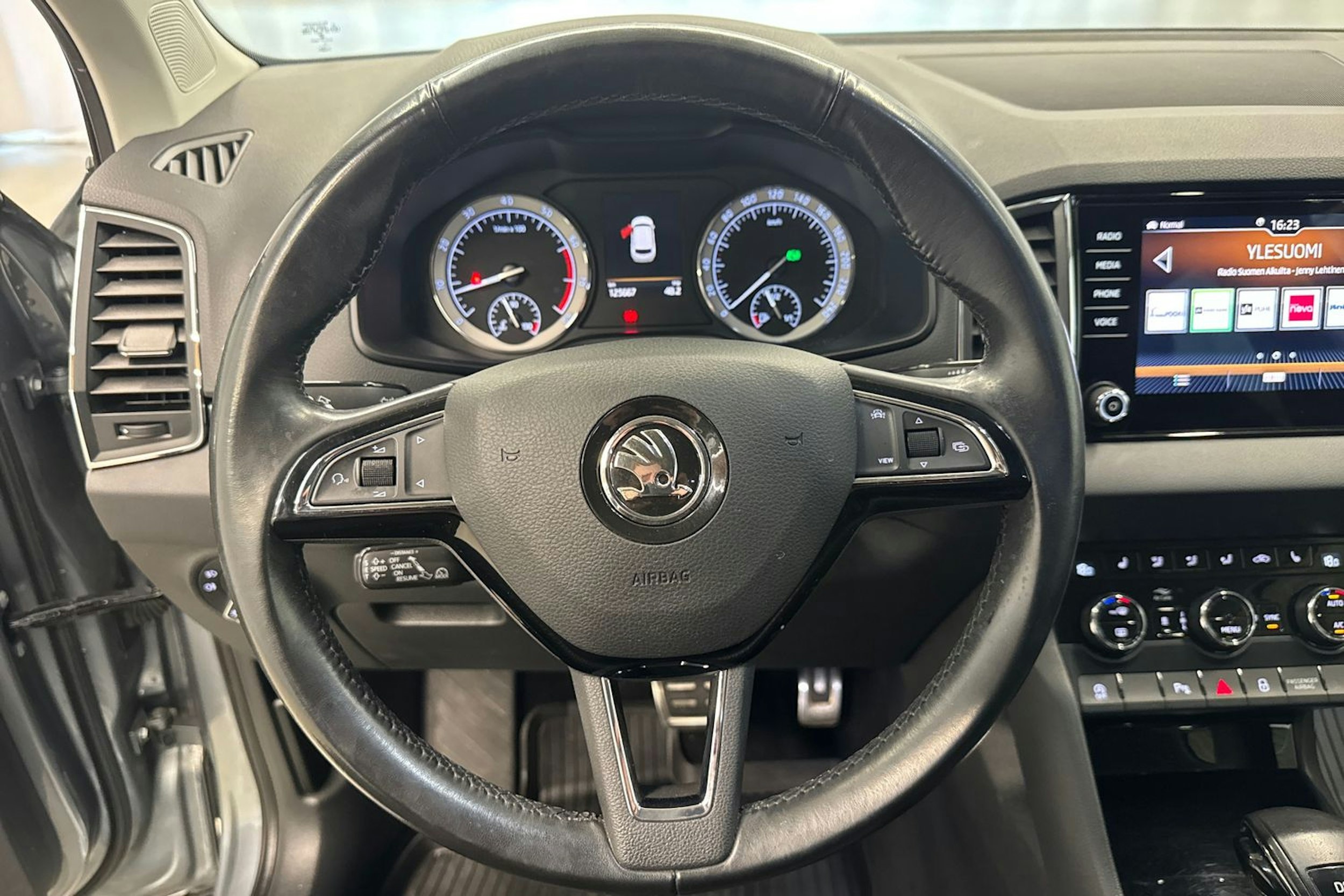 harmaa Skoda Karoq 2018 kuva 19.