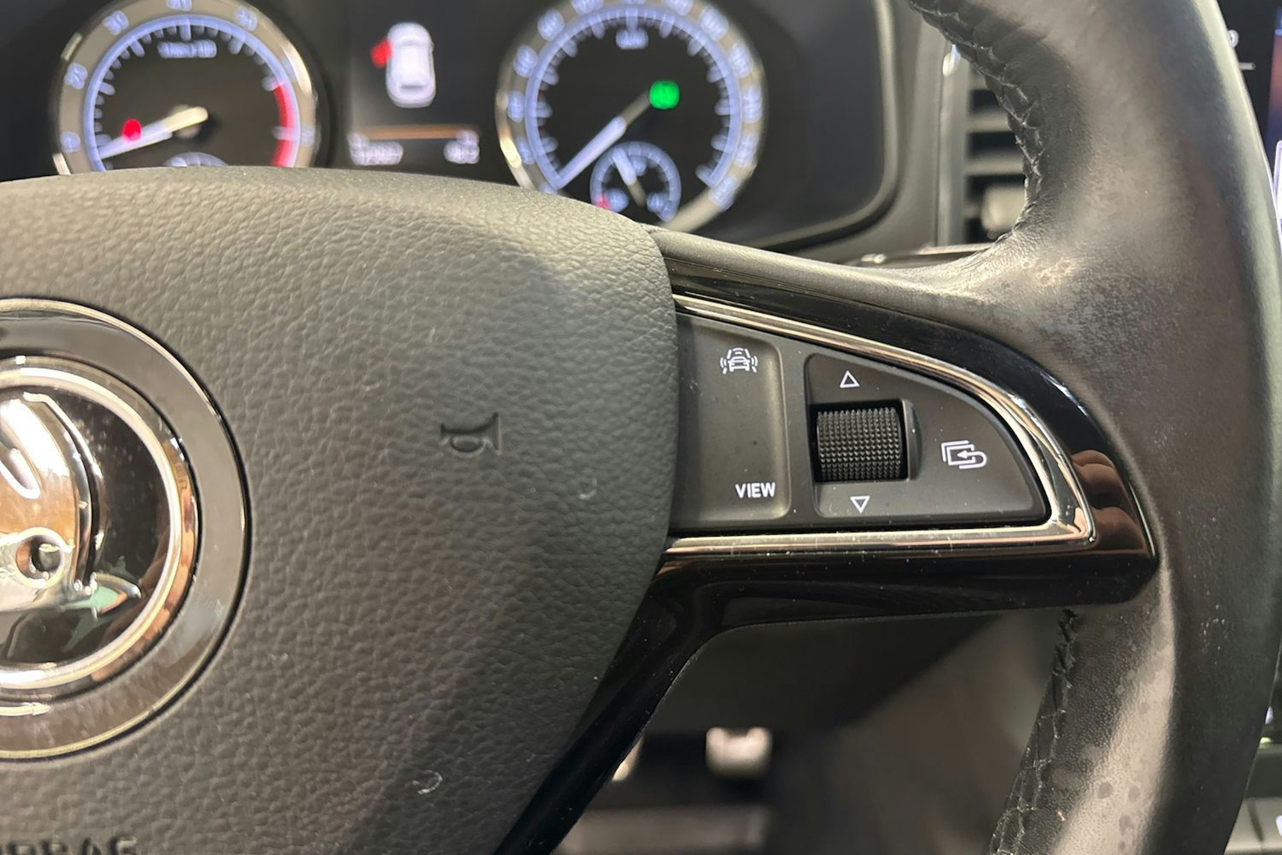 harmaa Skoda Karoq 2018 kuva 21.