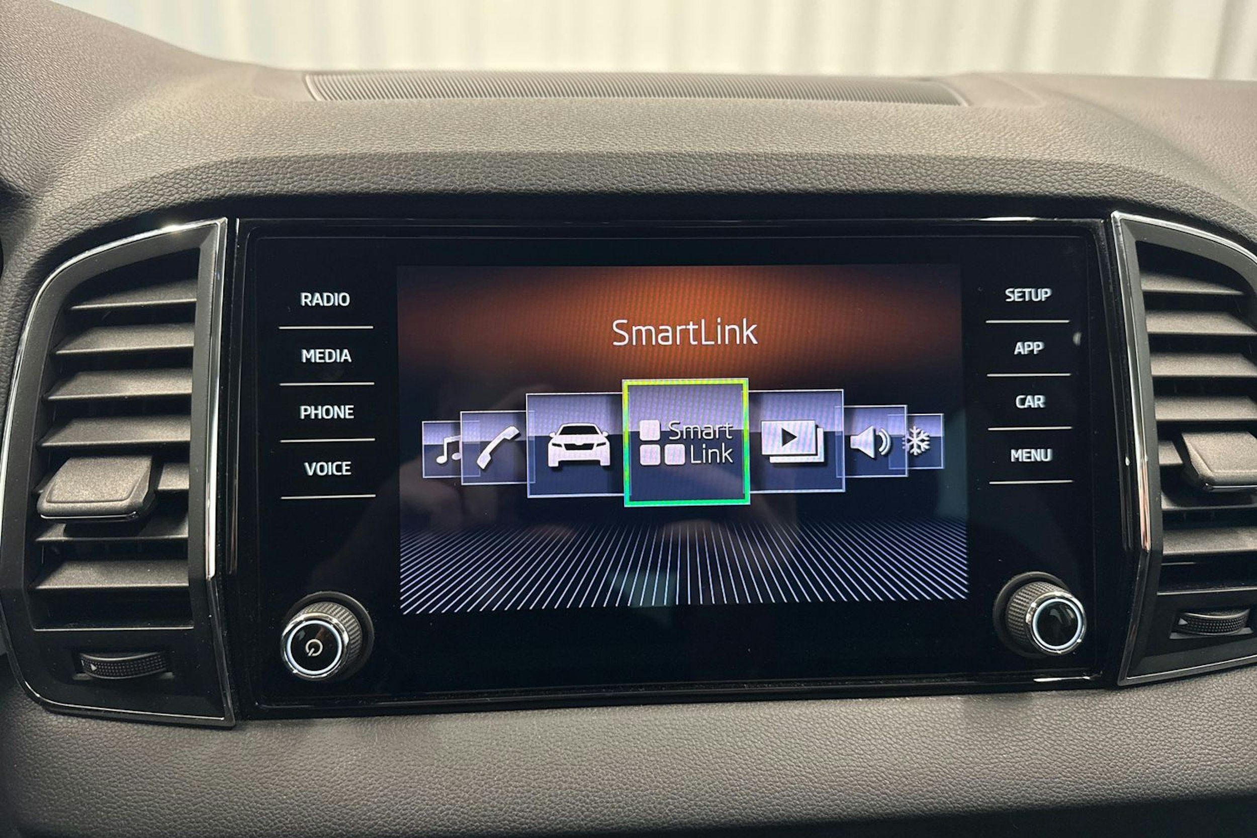 harmaa Skoda Karoq 2018 kuva 26.
