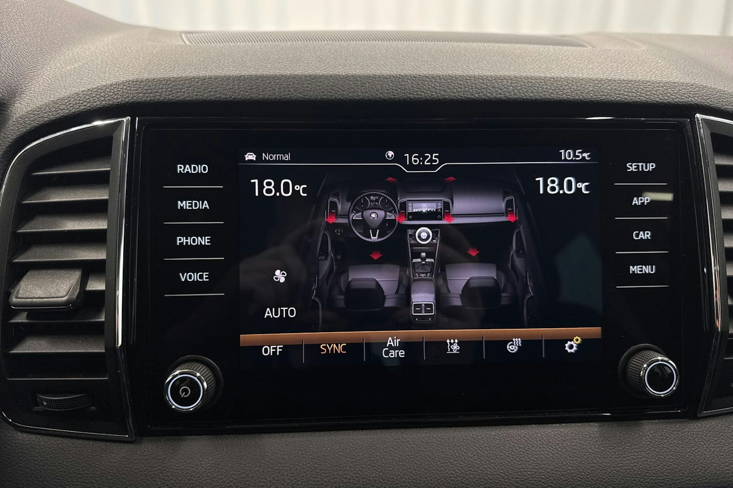 harmaa Skoda Karoq 2018 kuva 27.