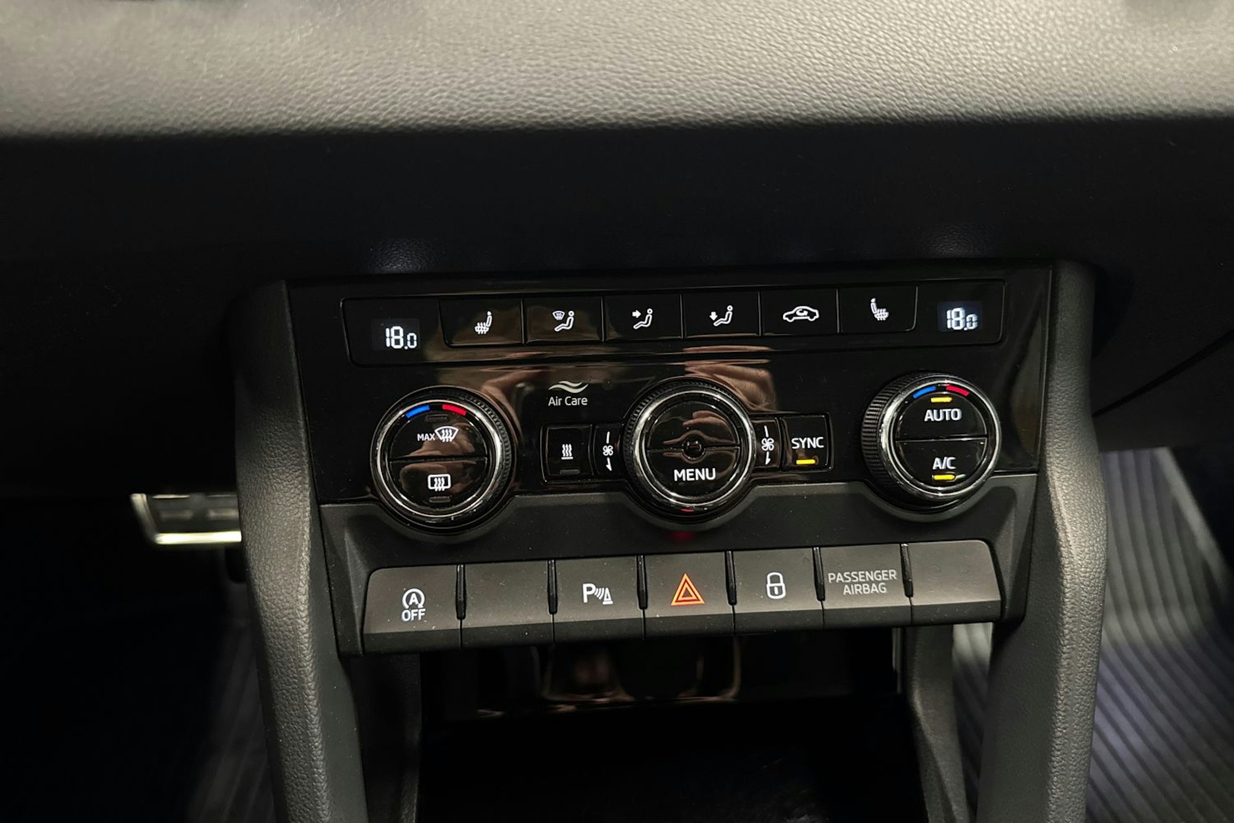 harmaa Skoda Karoq 2018 kuva 28.