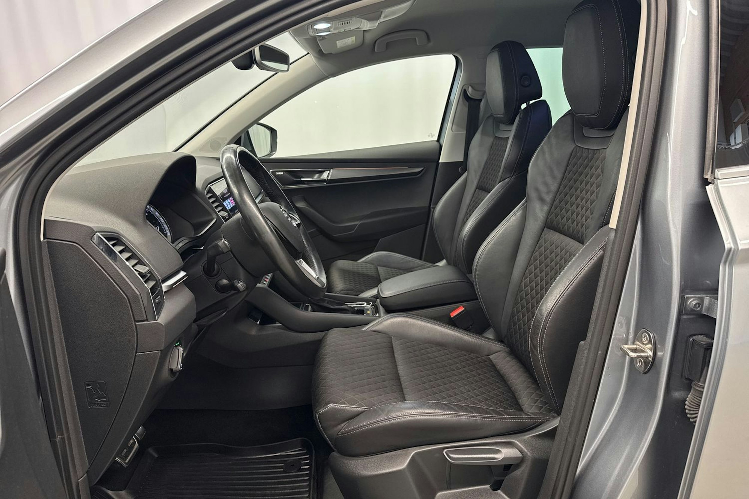 harmaa Skoda Karoq 2018 kuva 32.
