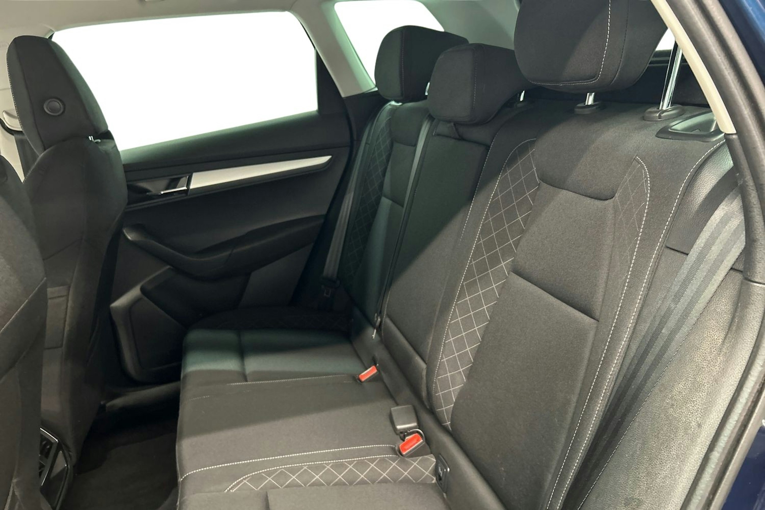 sininen Skoda Karoq 2018 kuva 10.