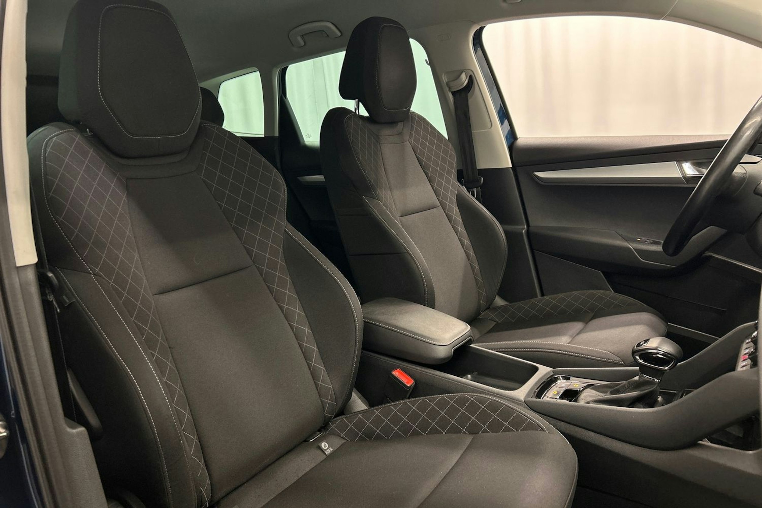 sininen Skoda Karoq 2018 kuva 14.