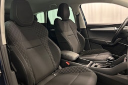 sininen Skoda Karoq 2018 kuva 14.